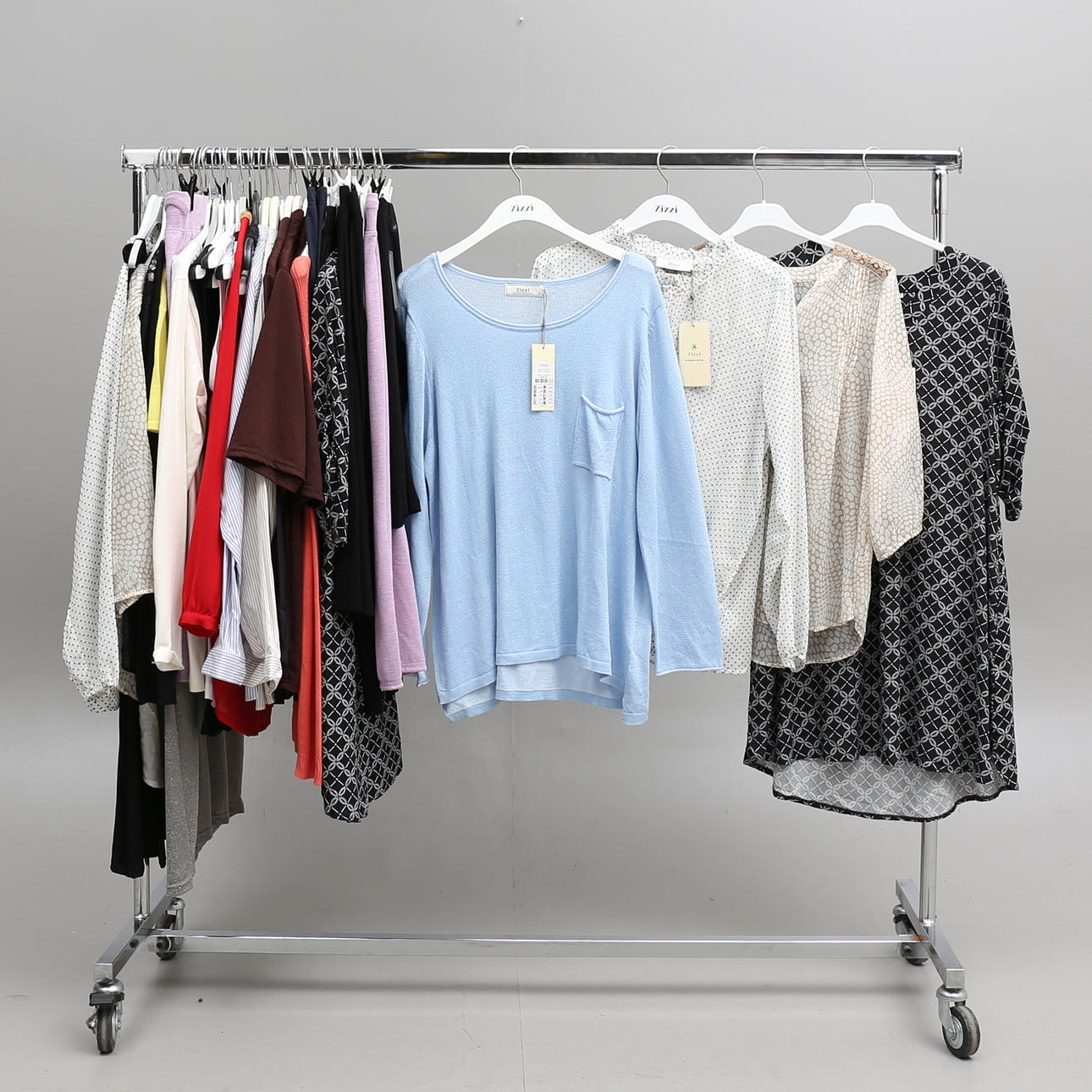 DAMKLÄDER, 40 plagg.