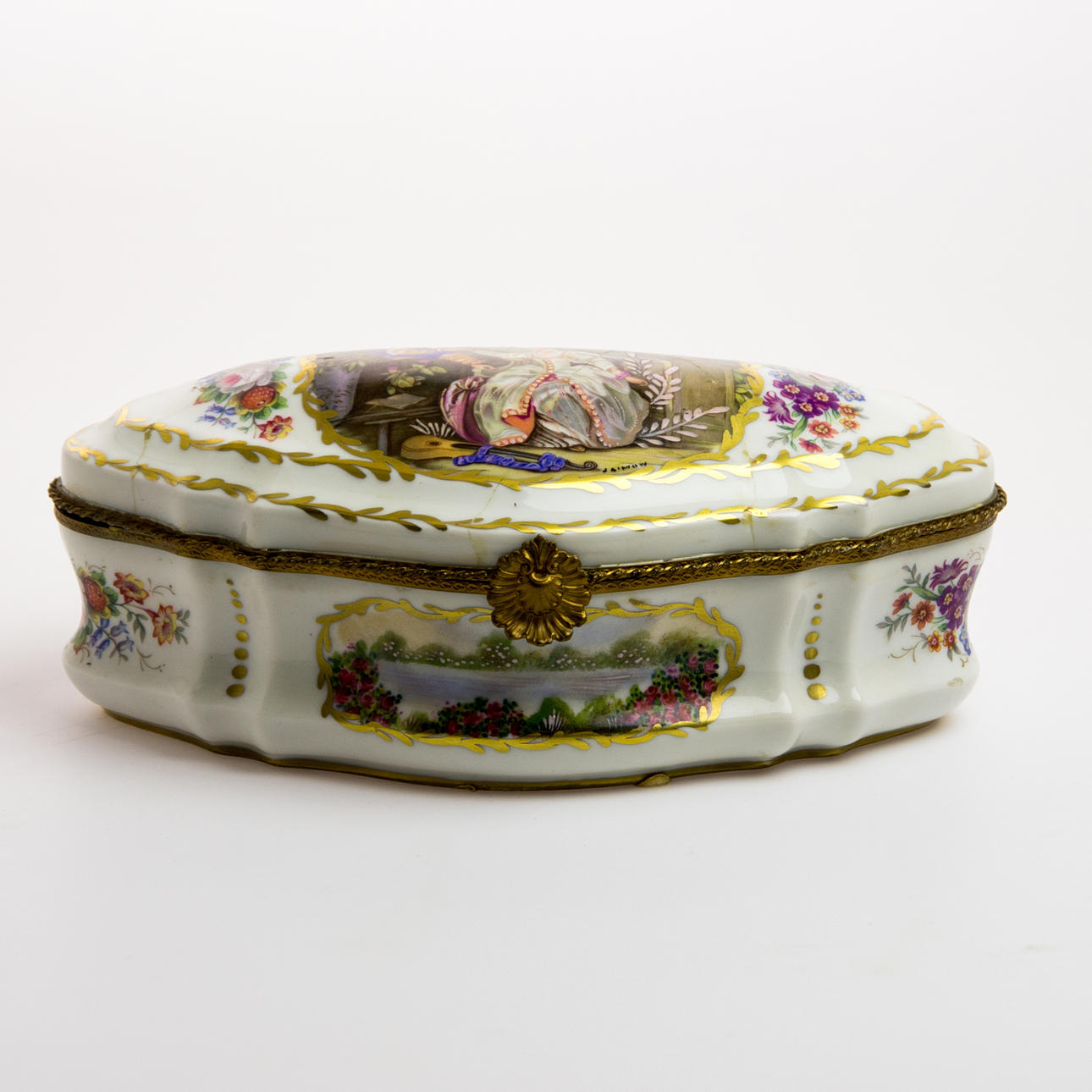 LOCKDOSA, målat porslin, troligen Frankrike, 1800-tal.