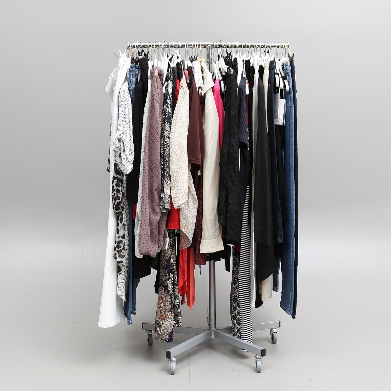 DAMKLÄDER, 56 plagg.