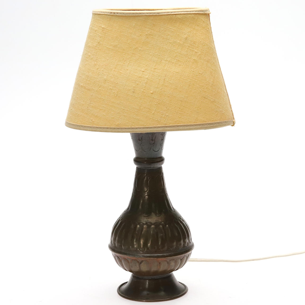 BORDSLAMPA. Patinerad koppar.