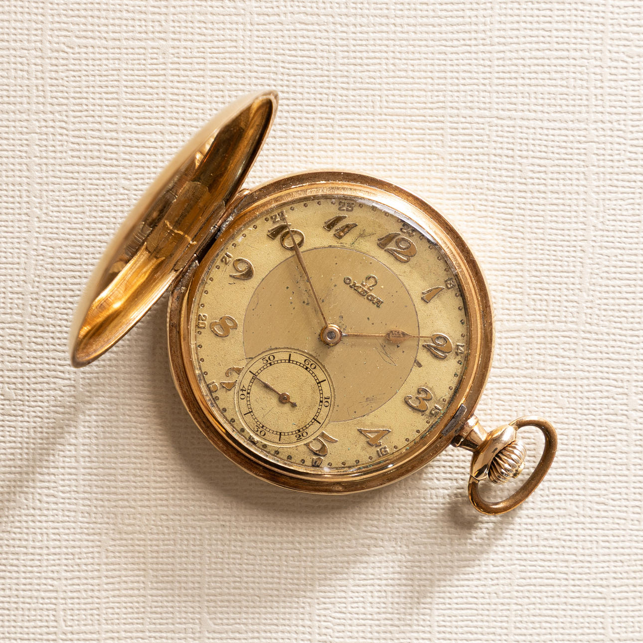 OMEGA. 49 mm, 14k gold, 1930.