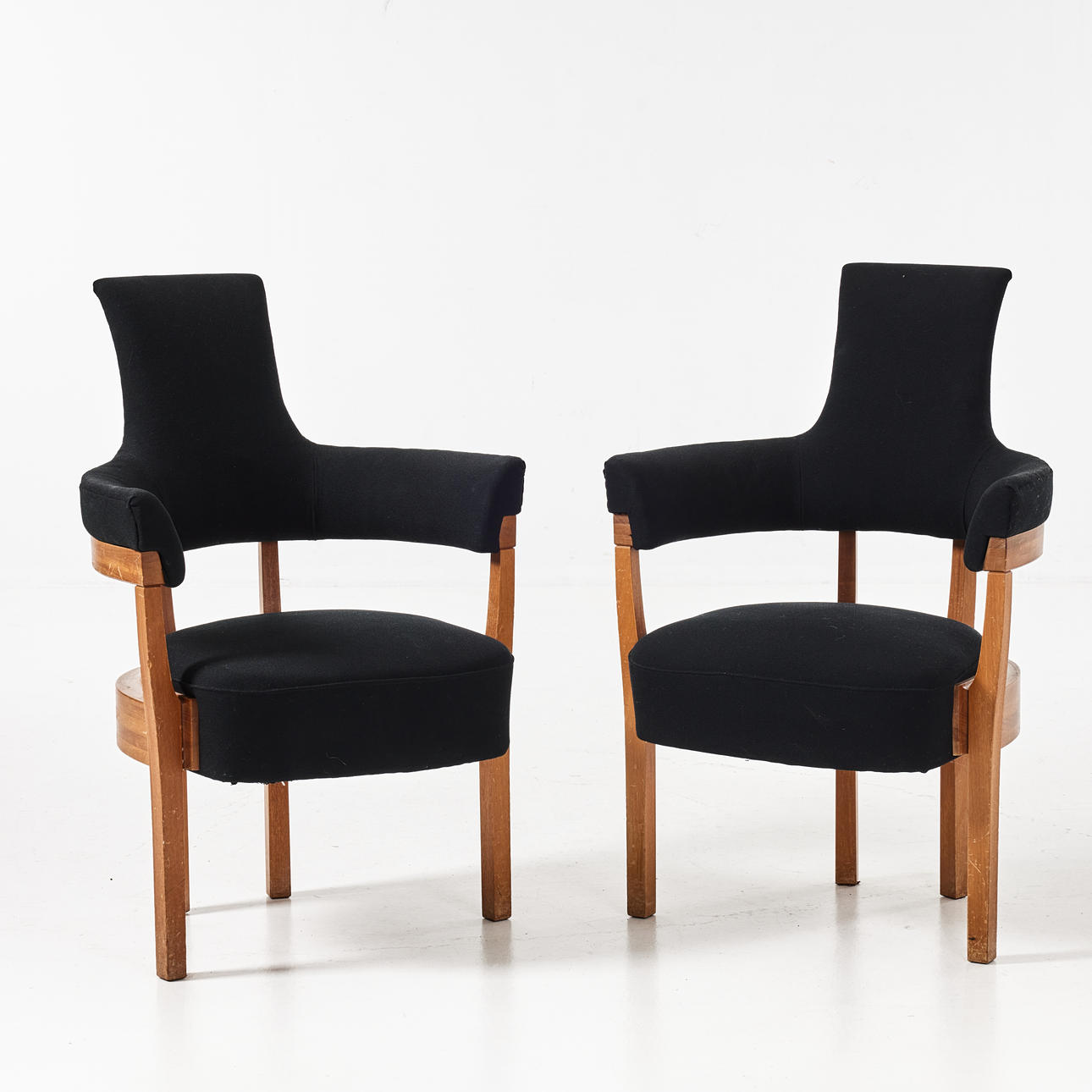 EK AUGUSTSSON. "Löten", karmstolar, 1 par, Hjalmar Jackson AB, formgivningsår 1967, mahogny.