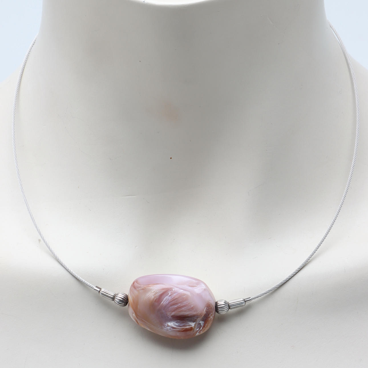 COLLIER, handsmidd pärlemor, borstat ädelstål.
