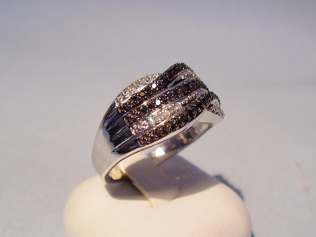 DIAMANTRING 0.50 ct. SVARTA OCH VITA DIAMANTER.