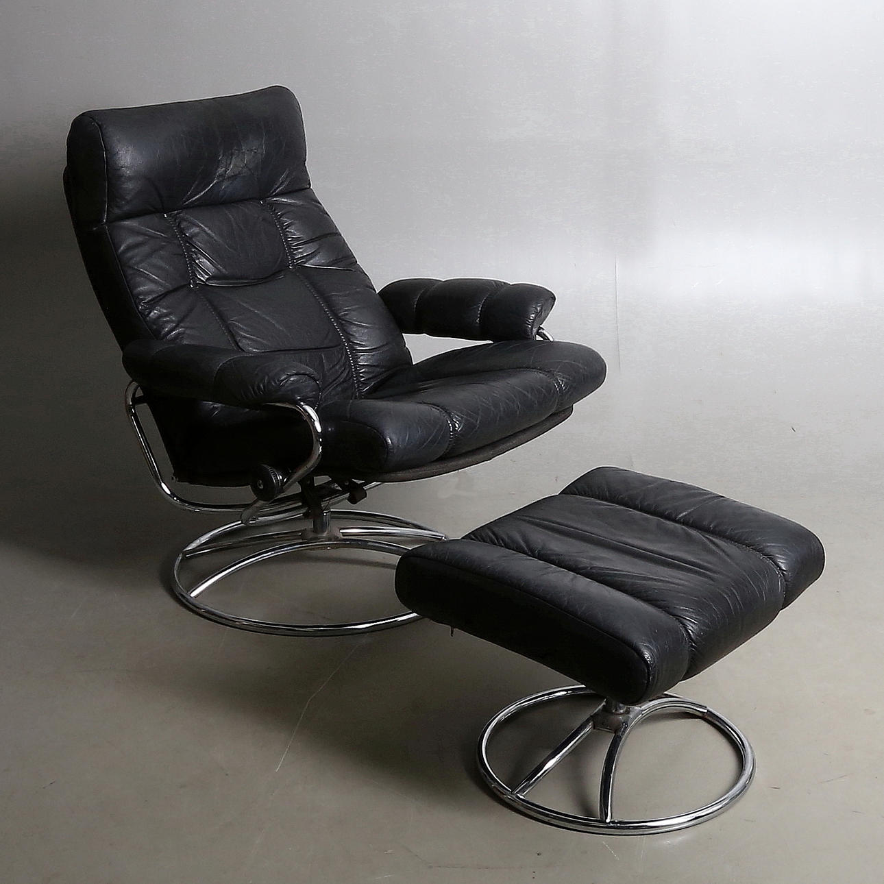 FÅTÖLJ med FOTPALL, läder och stålrör, "Stressless", Ekornes.