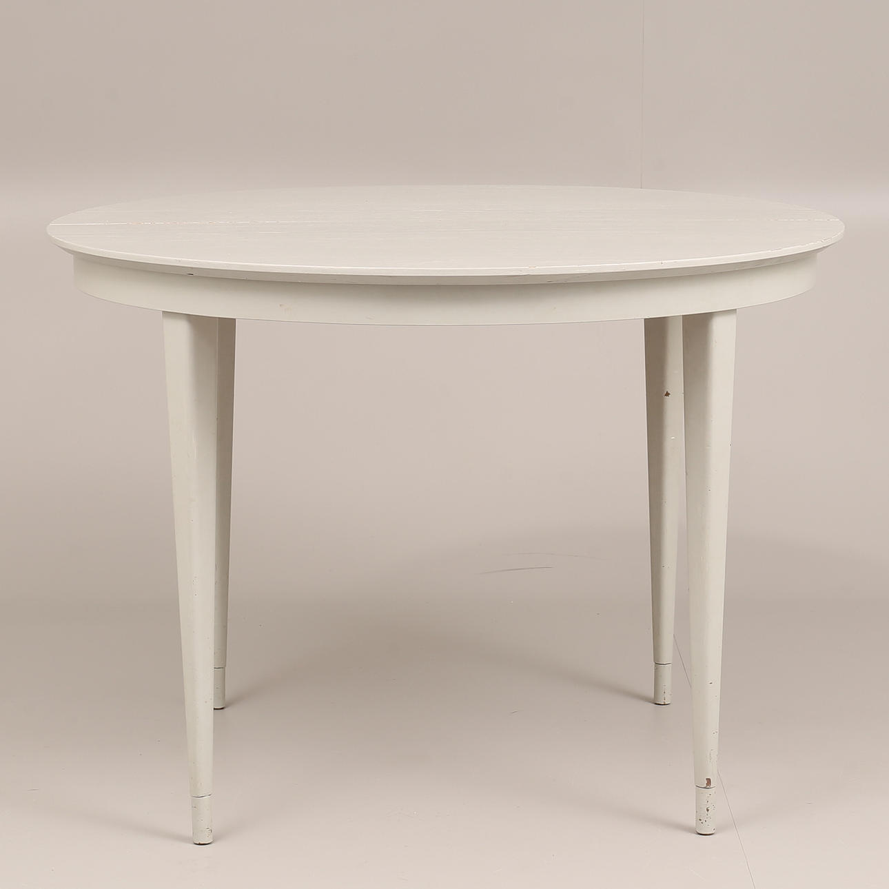 MESA DE COMEDOR, madera pintada, siglo XX.