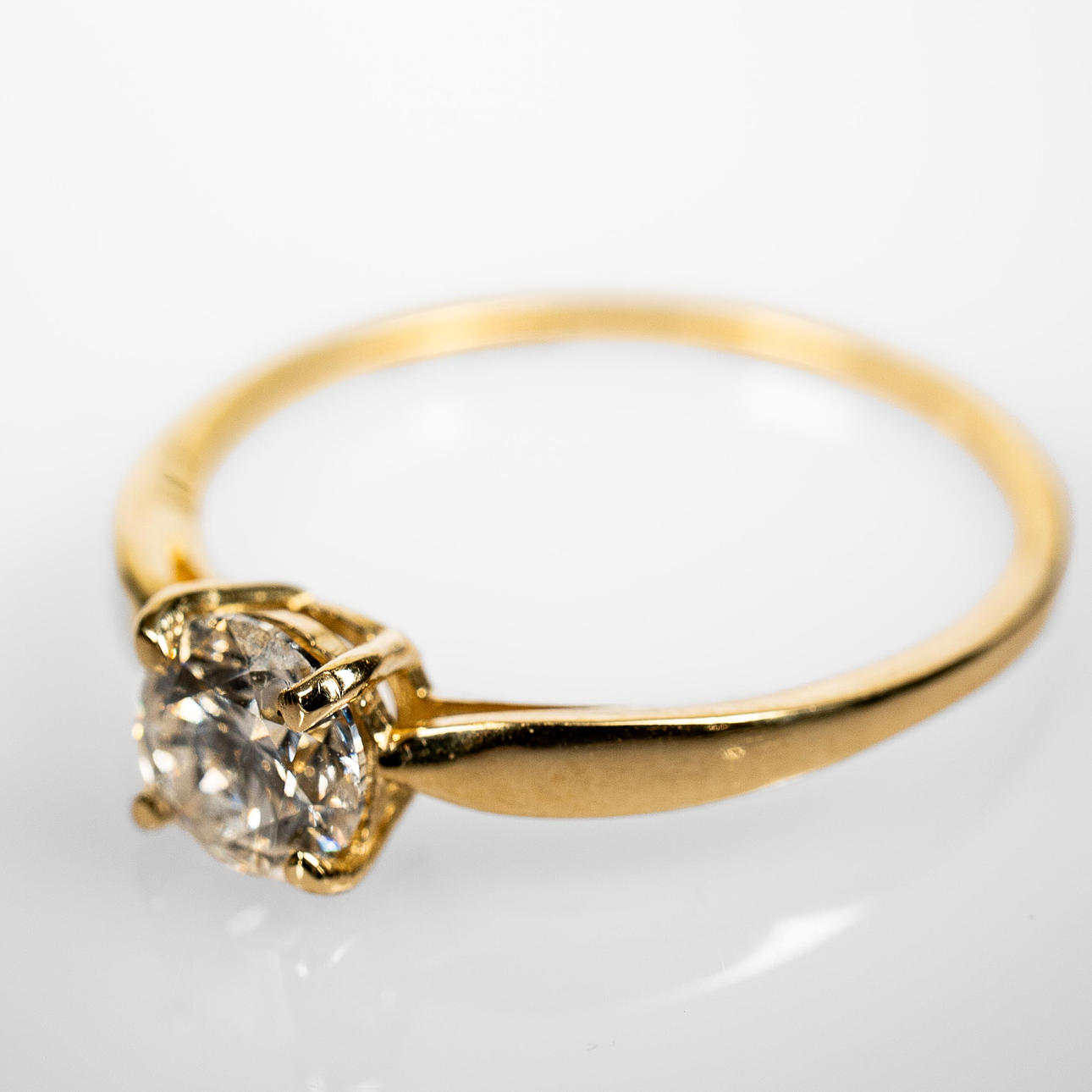 ENSTENSRING. 14K Guld med briljantslipad diamant 0,75 ct.