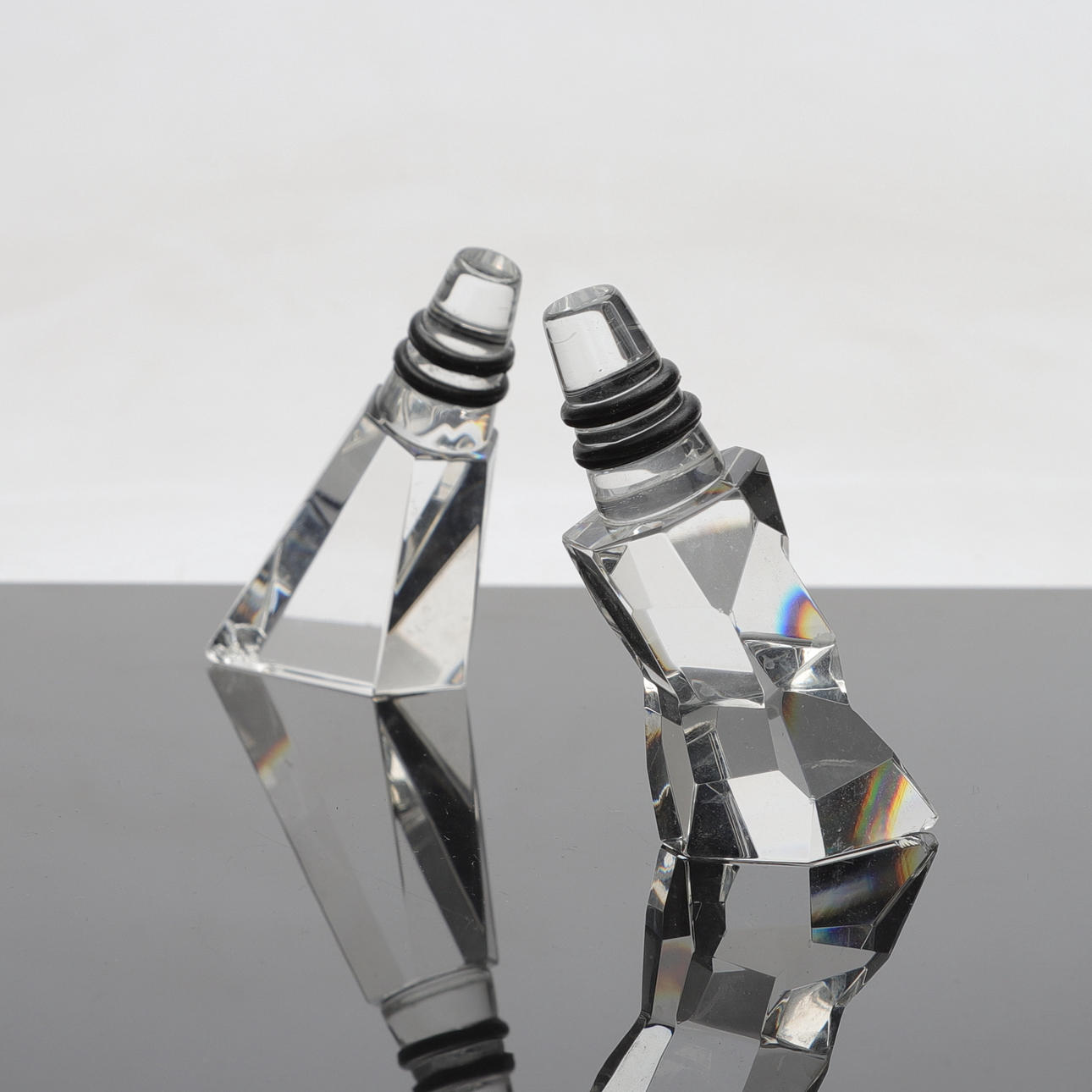 LENA BERGSTRÖM. Flaskproppar, 2 st, glas, carat city stoppers, "Tokyo" och " Stockholm",, Orrefors.