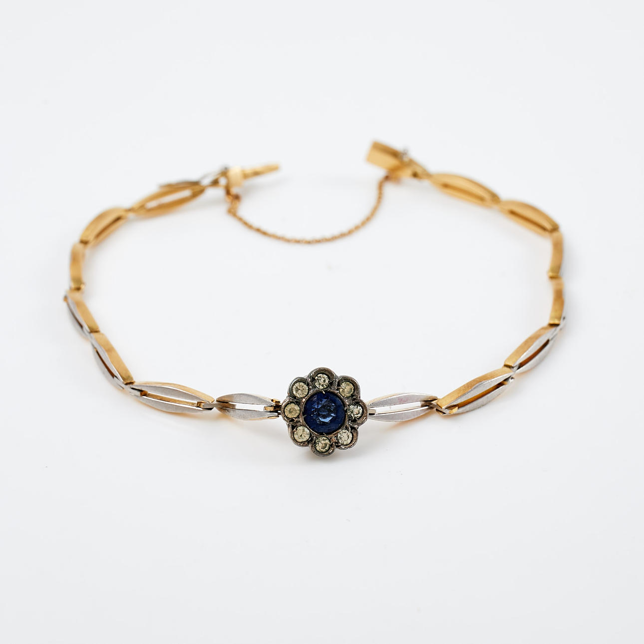 ARMBAND, 18 k guld/platina, tidigt 1900-tal, fasettslipat blått samt vitt glas, bär svensk importstämpel.