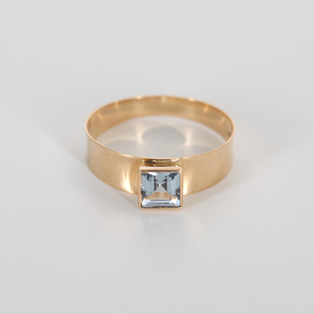 RING MED AKVAMARIN, 18K guld, 1966.