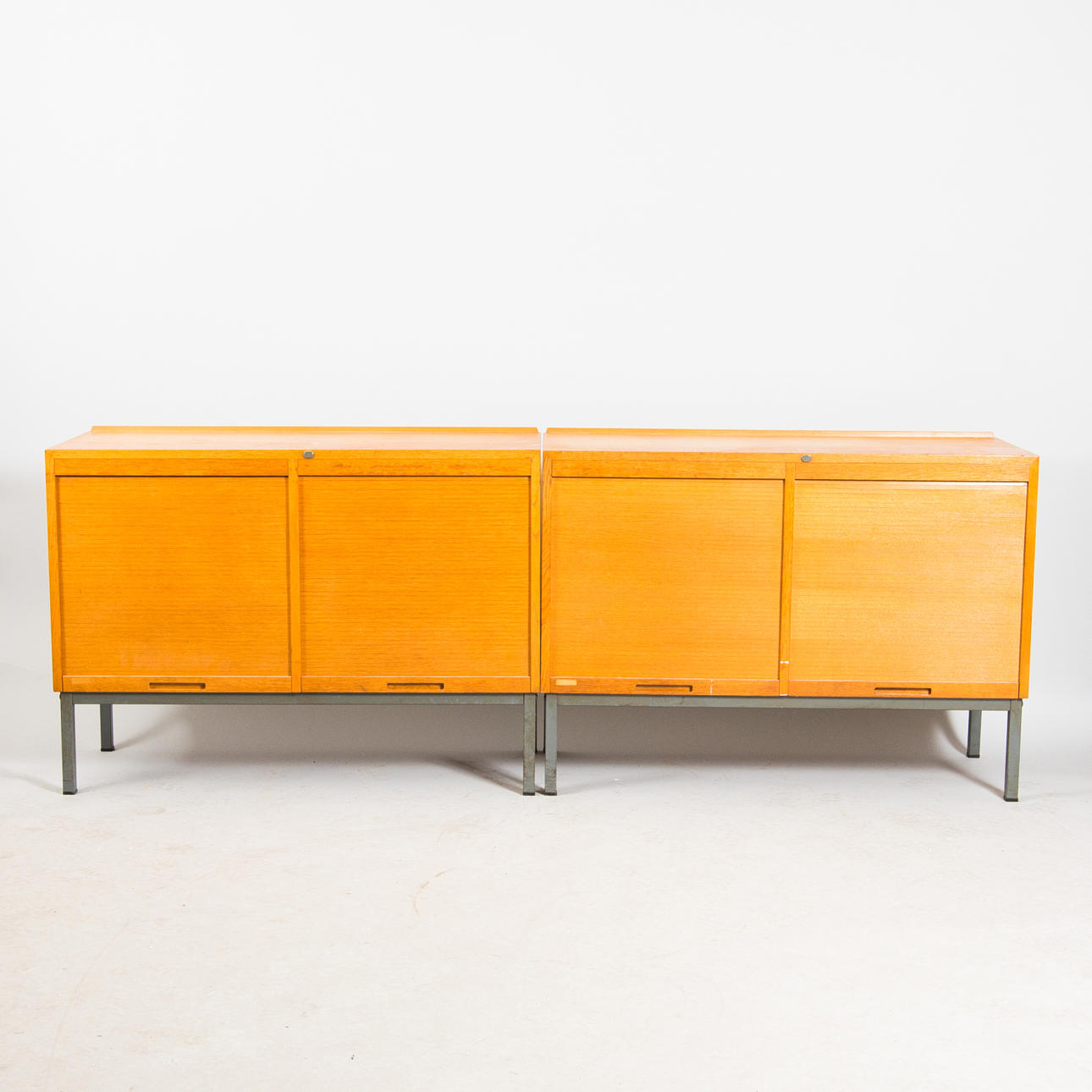 ARKIVSKÅP, 2 stycken, ek med jalusidörrar, Kågens industrier, Tranås 1900-talets andra hälft.