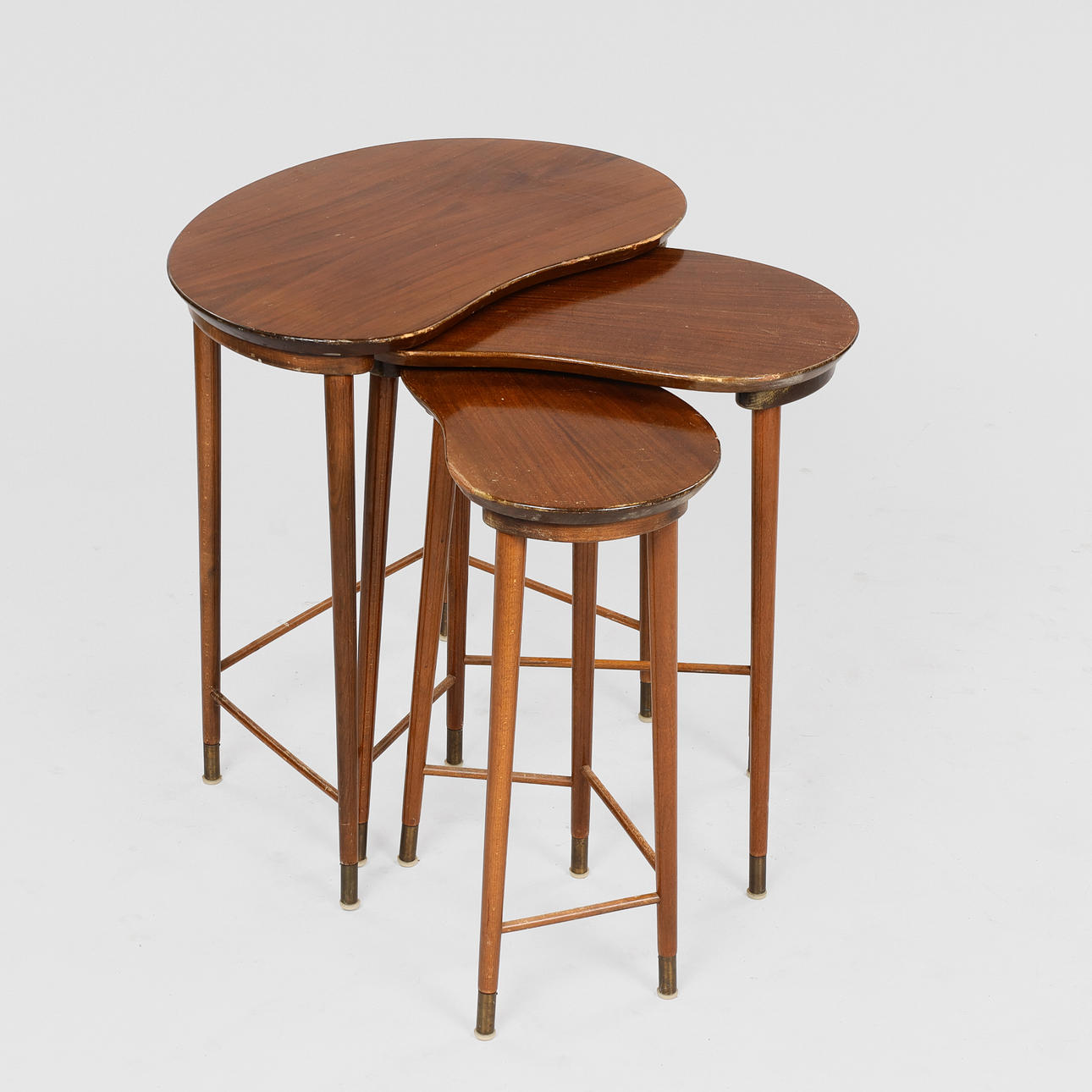 DÄNISCHES MÖBELDESIGN. Satz nierenförmiger Satztische aus Teak und Buche, ca. 1950er Jahre, (3). Möbel - Tische