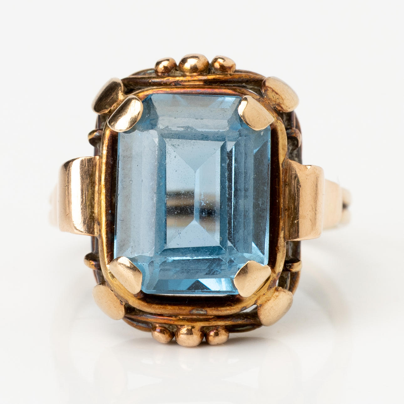 RING, 14K guld med trappslipad blå sten.