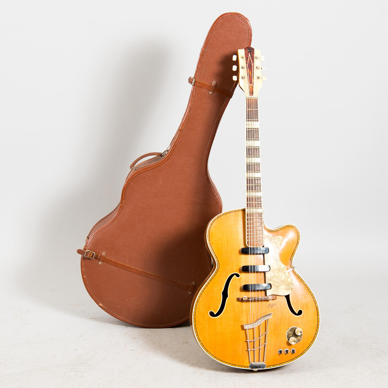 GITARR, Höfner, 1900-talets mitt.