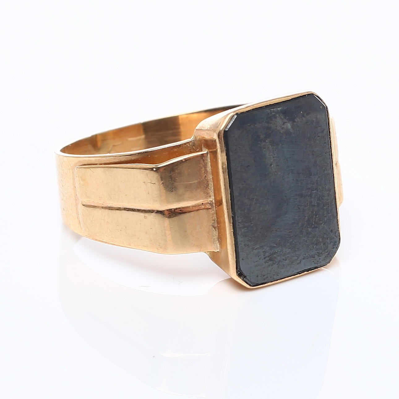RING, 18k guld med svart sten, CGH, Norrköping, 1957.