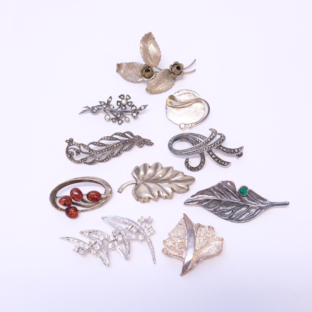 BROSCHER, SILVER, TIO STYCKEN.