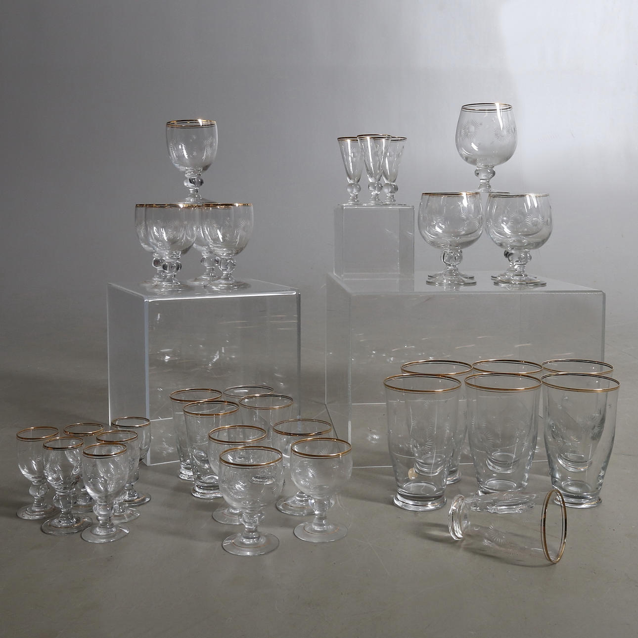 GLASSERVISDELAR, 34 delar, guldkant, slipad dekor av himlakroppar, 1900-talets första hälft.