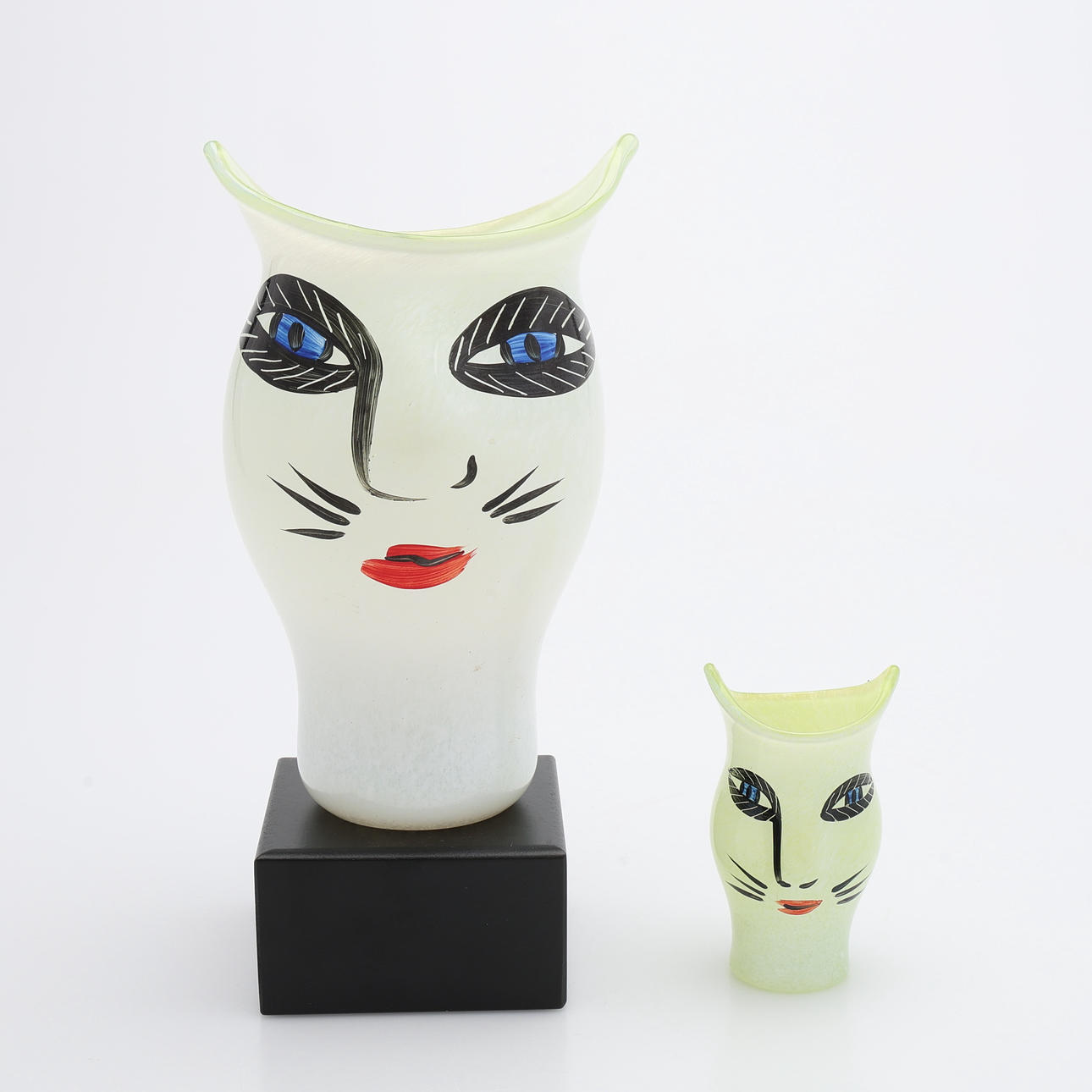ULRICA HYDMAN-VALLIEN. VASER, TVÅ STYCKEN, "OPEN MINDS", HANDMÅLAD DEKOR, KOSTA BODA ARTISTS COLLECTION.