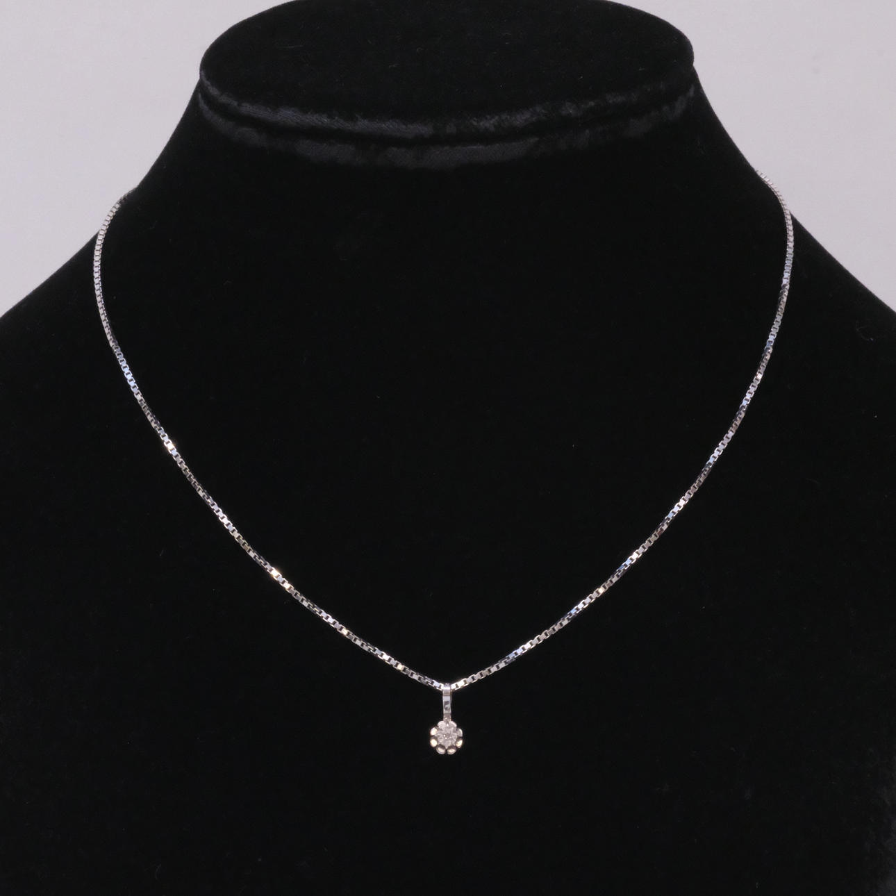 HÄNGE MED DIAMANT SAMT KEDJA, 18K VITGULD.