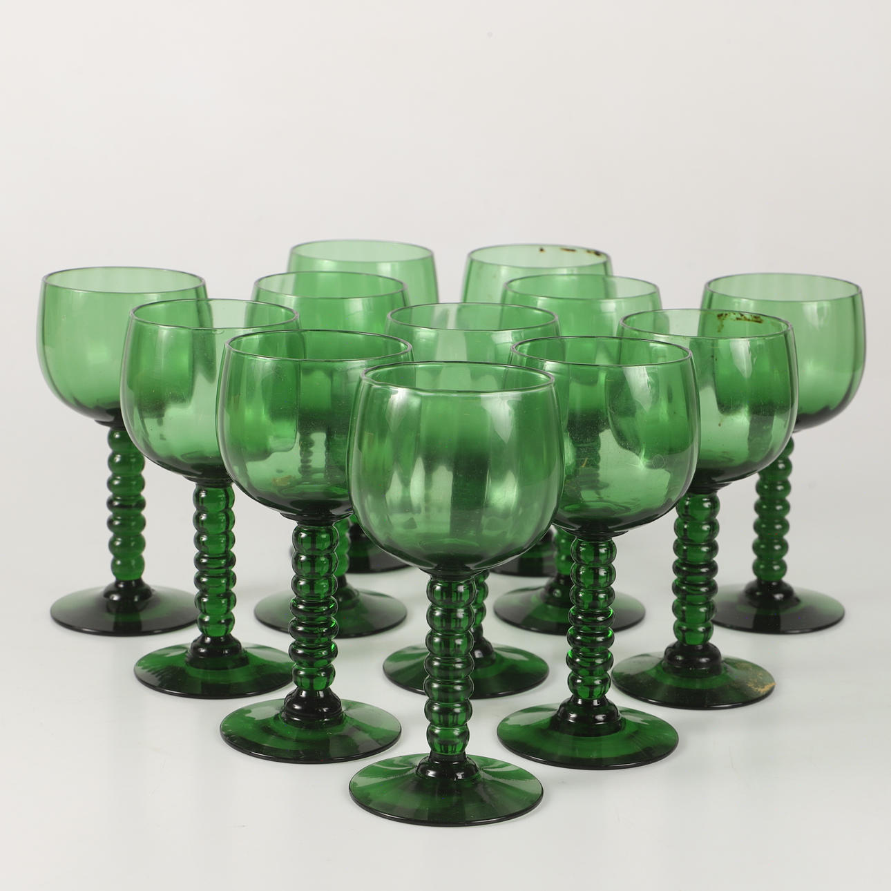 VINGLAS, 12 stycken, grönt glas, 1900-talets andra hälft.