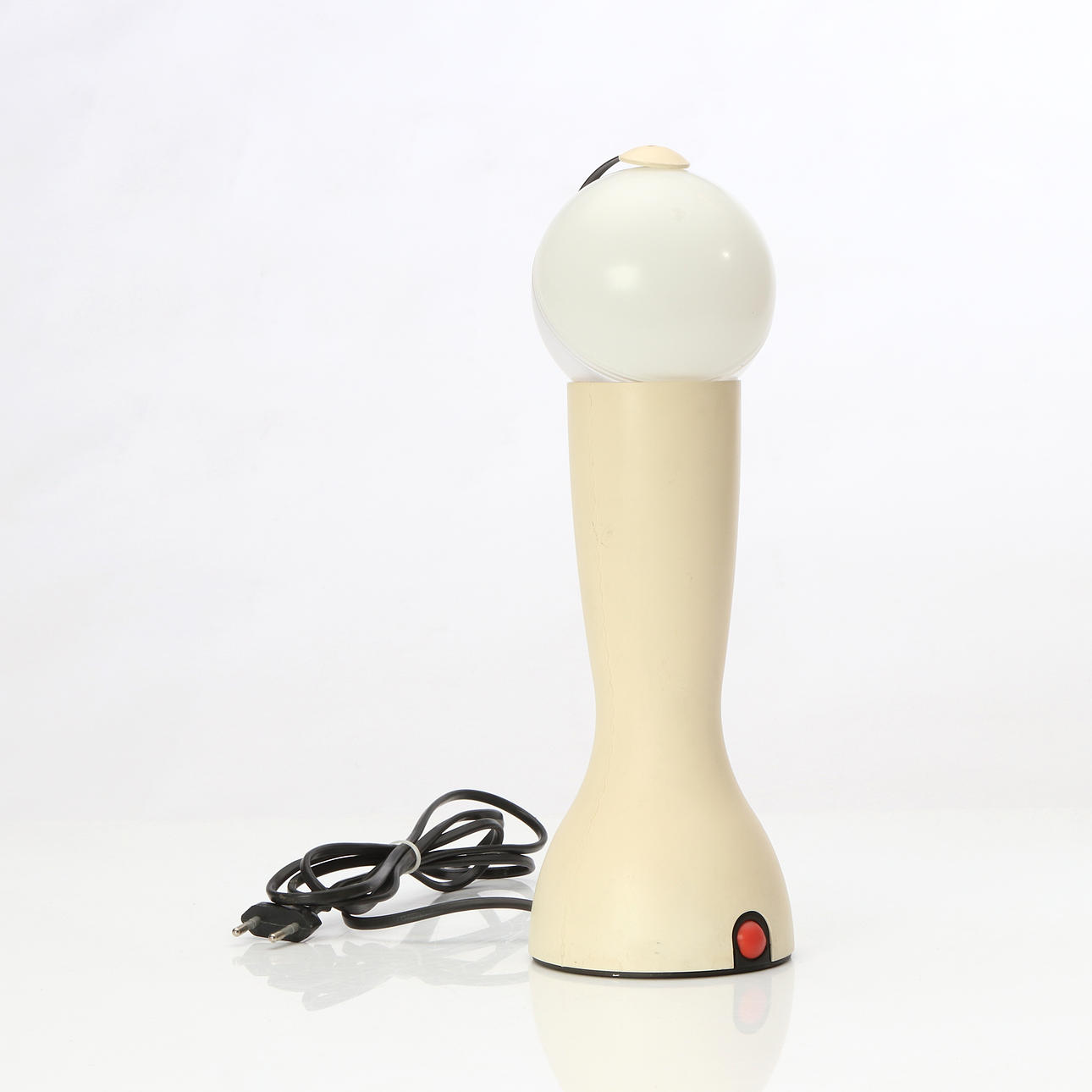 SILVIA CAPPONI. BORDSLAMPA. Plast. Artemide, "Gilda". 1900-talets senare del.