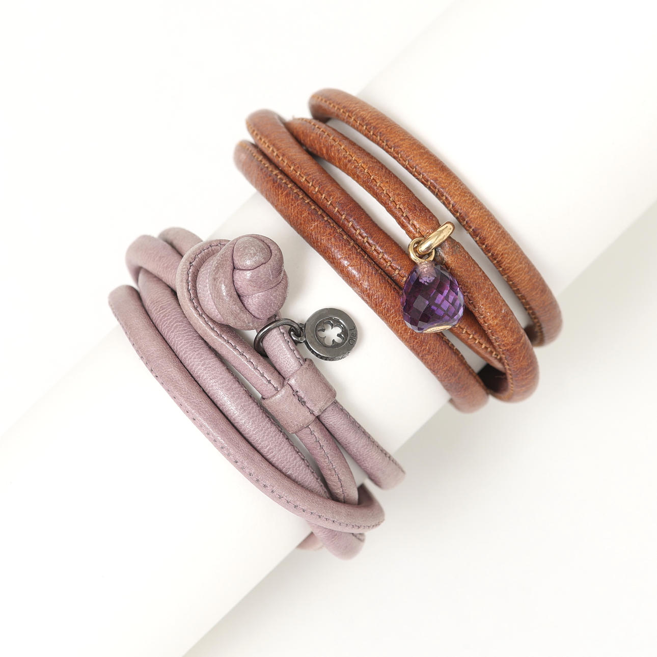 OLE LYNGGAARD / CHARLOTTE LYNGGAARD. Armband med berlock, "Sweet drops", guld 18K.