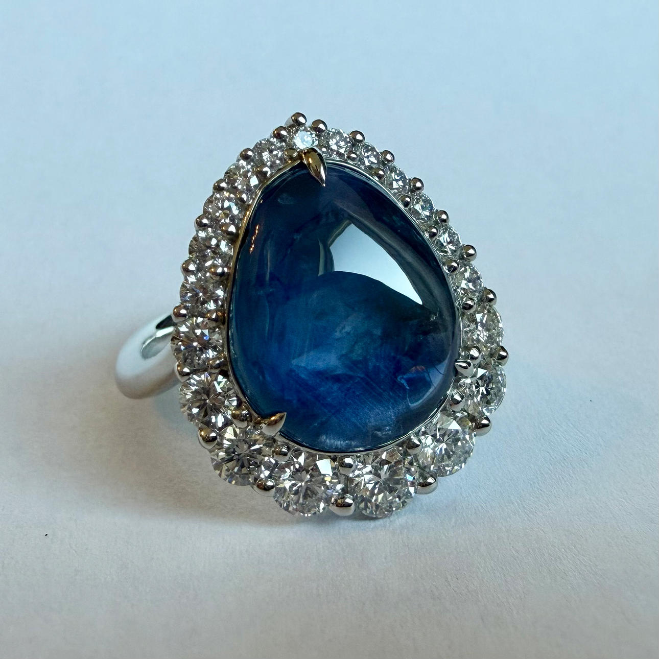 SAPPHIRE & DIAMOND RING Pt, approx. 10.77 ct. Burma.
