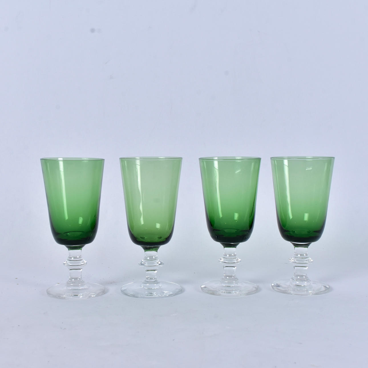 VINGLAS, 4-styclen, grön glasmassa, 1900-tal.