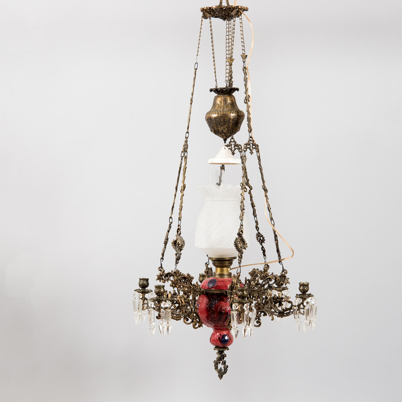 TAKFOTOGENLAMPA, majolika med glaskupa, sent 1800-tal.