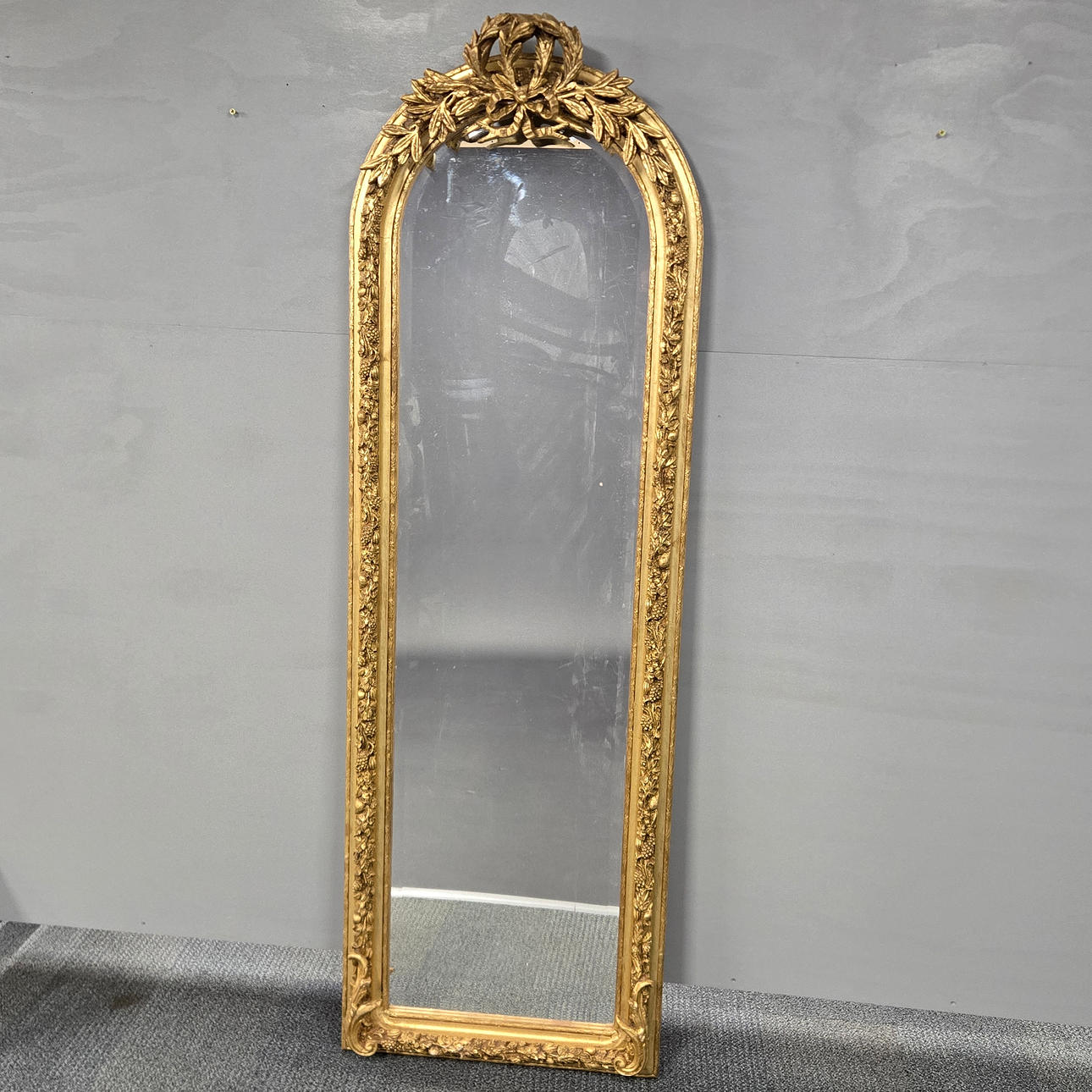 ORNATE GILT ARCH MIRROR.