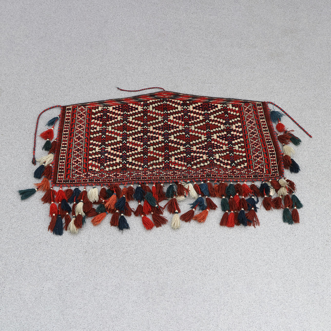 KAMELSIDOTÄCKE. Handkntuen med ulltofsar. Semiantik, 1900-talets första hälft.