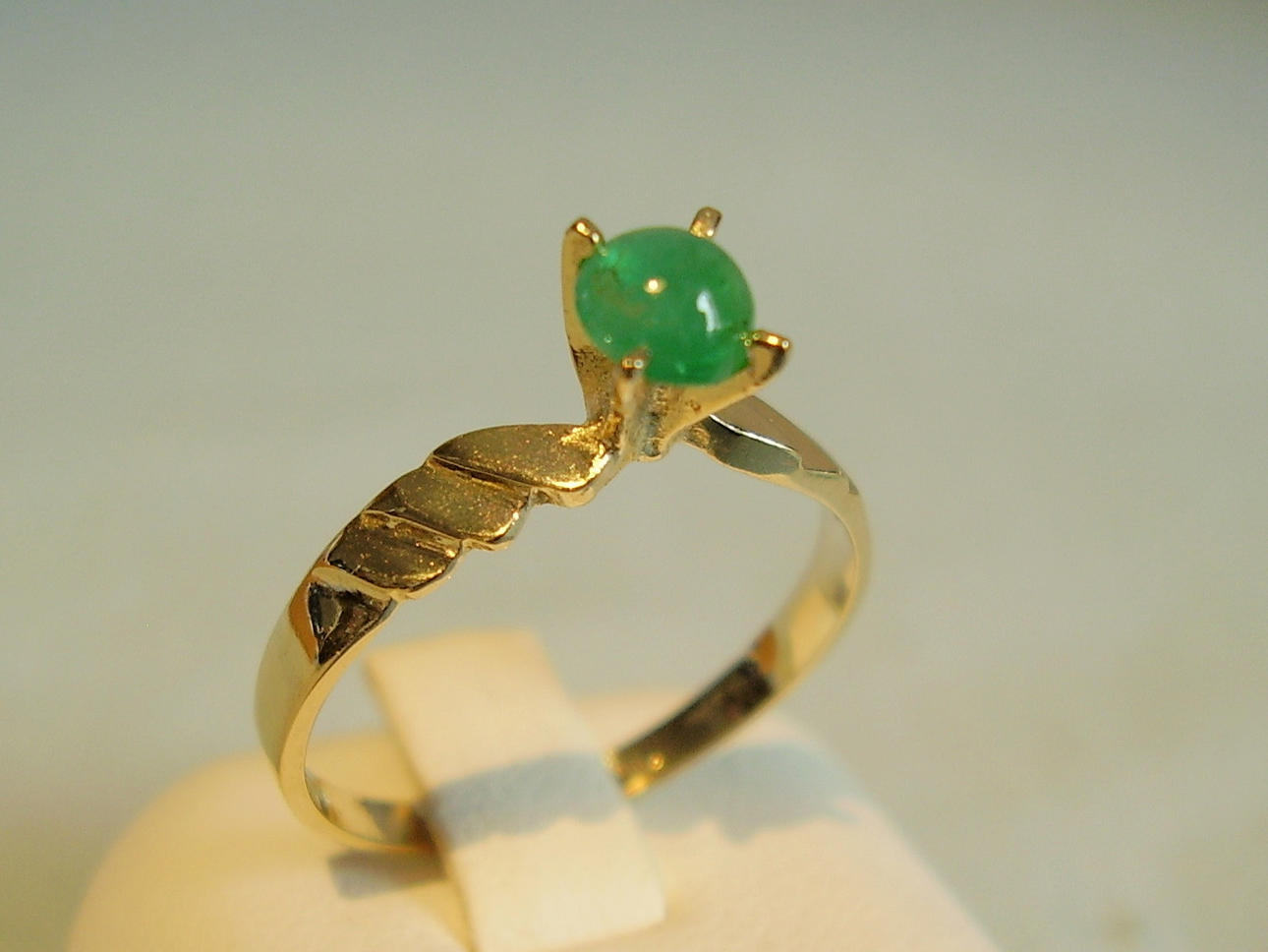 EMERALD SOLITARY RING 14K YELLOW GOLD.