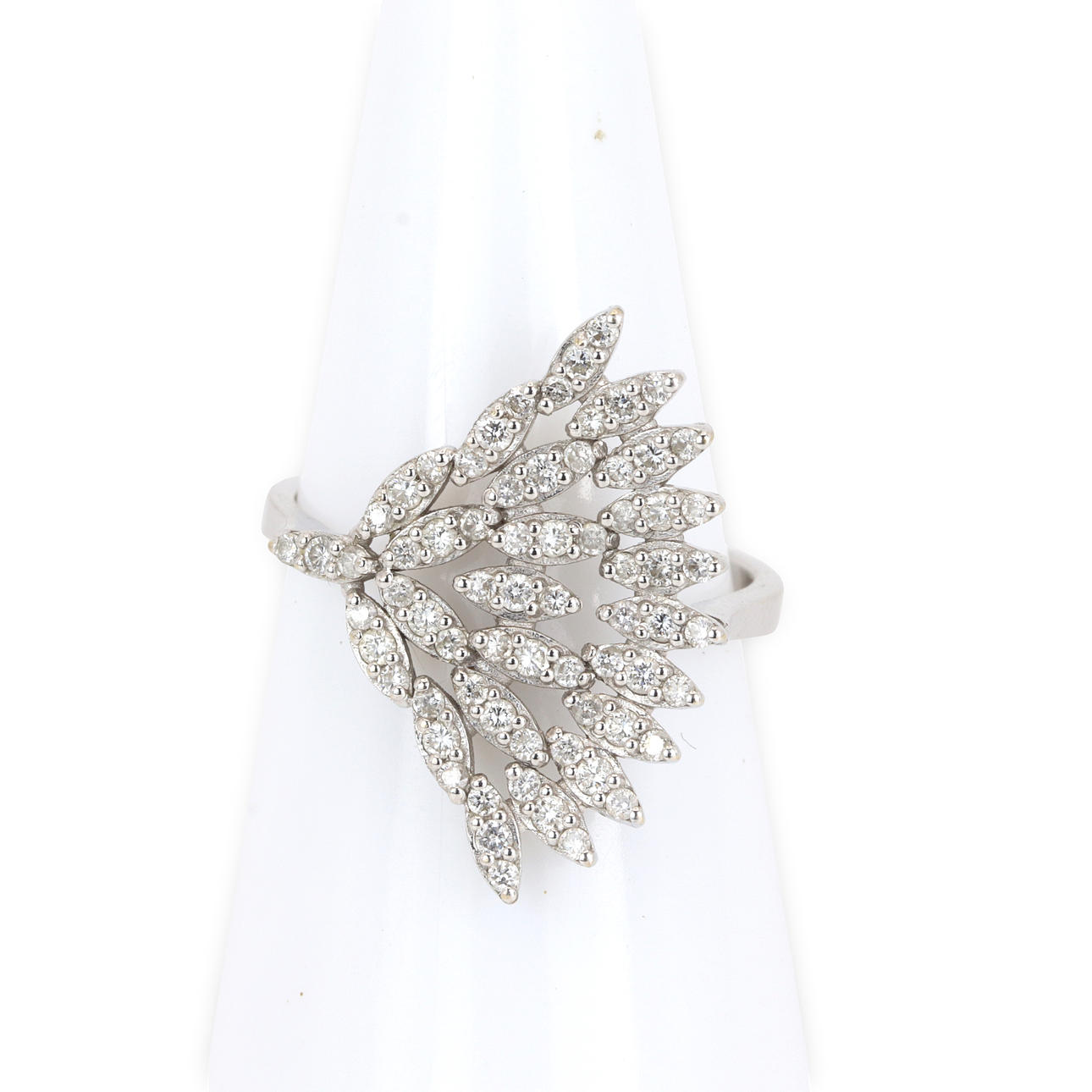 RING I 18KT GULD MED DIAMANTER.