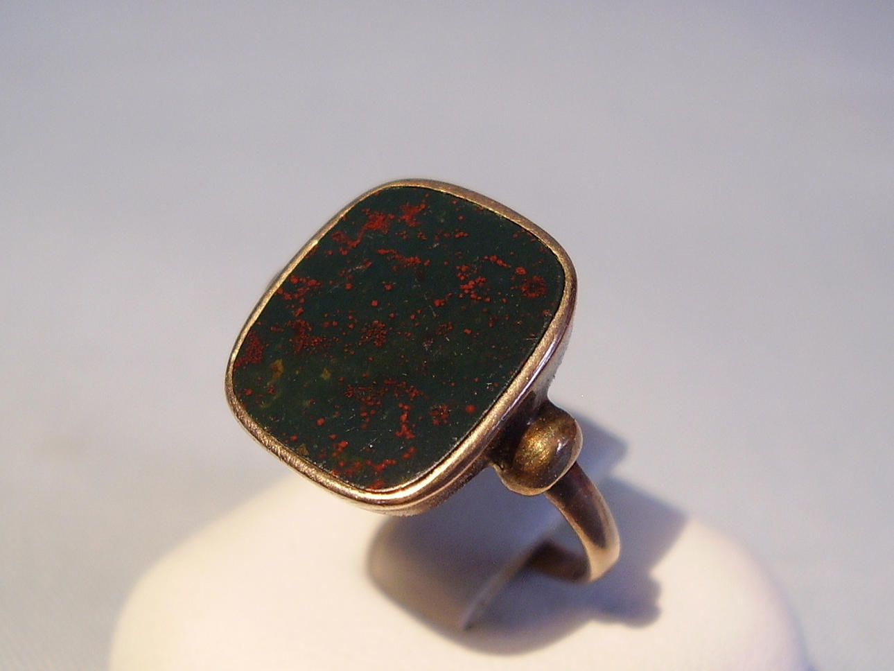 HELIOTROPE RING ANTIQUE ROSE GOLD, 8 carats.