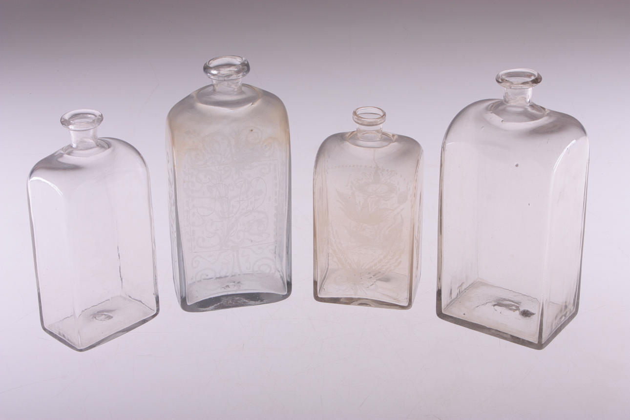 GLASFLASKOR, 4 st, delvis graverade.