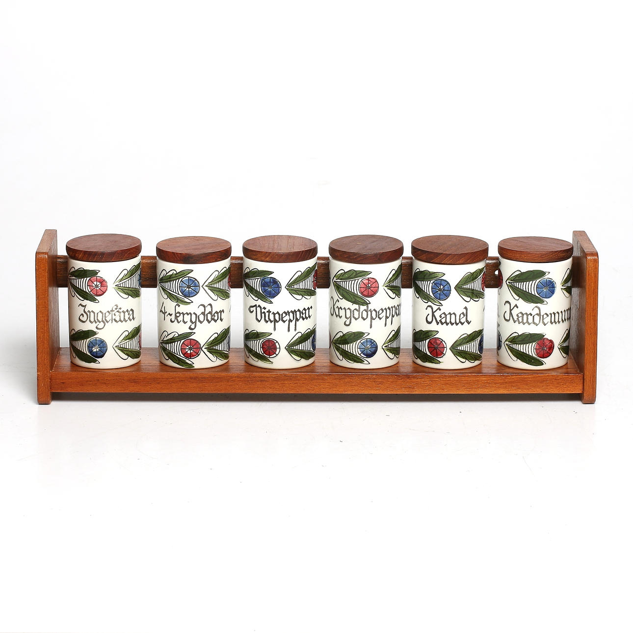 KRYDDHYLLA med KRYDDBURKAR, 7 delar teak och porslin, "Dalom", Rörstrand, 1900-talets mitt.