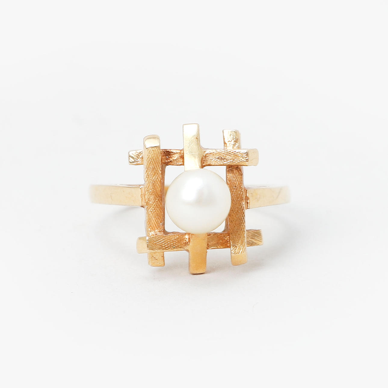 RING, 18k guld med odlad pärla, vikt 4.5 gram.
