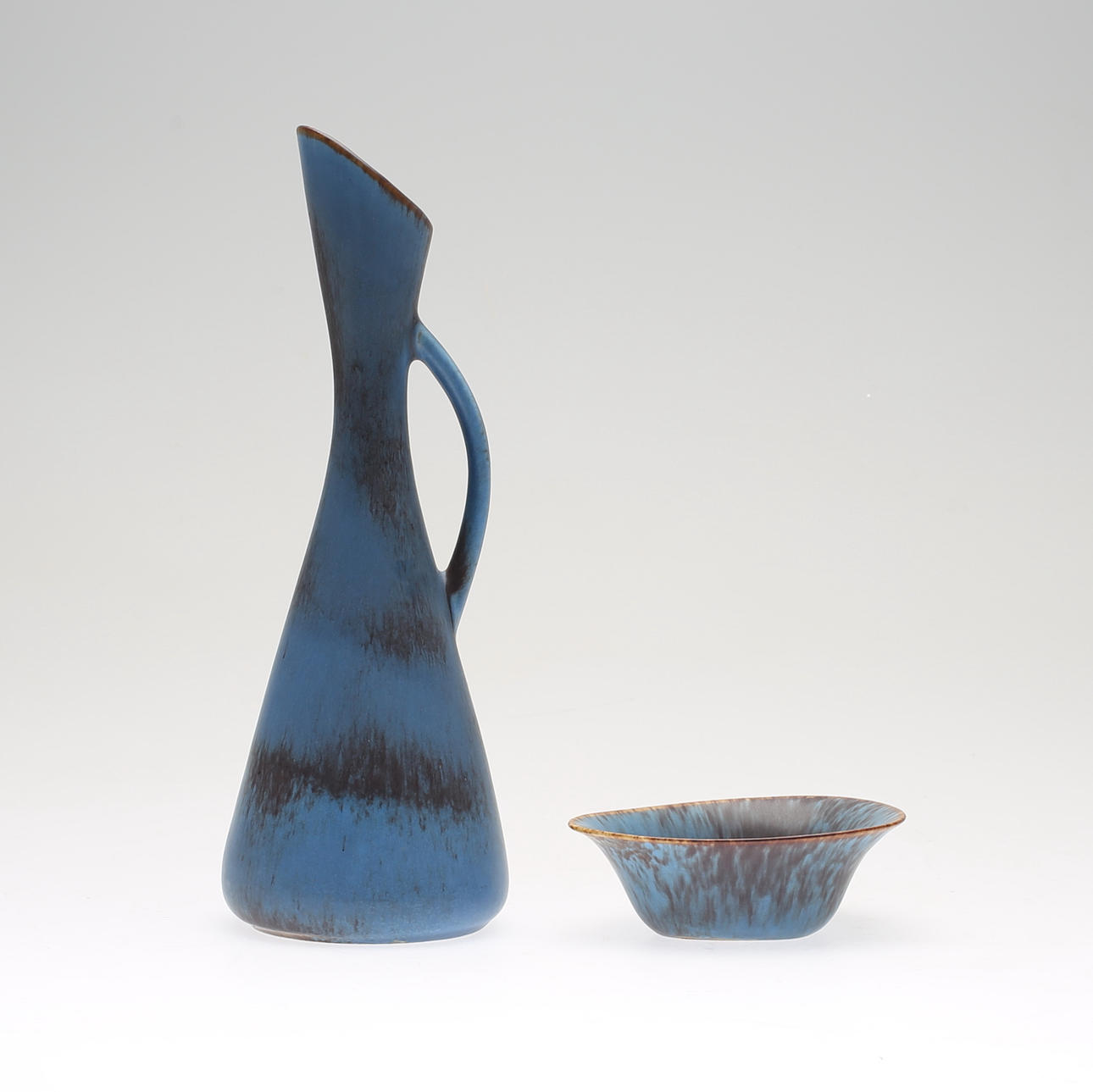 GUNNAR NYLUND. VAS / FLASKA samt SKÅL, stengods med harpälsglasyr, Rörstrand.