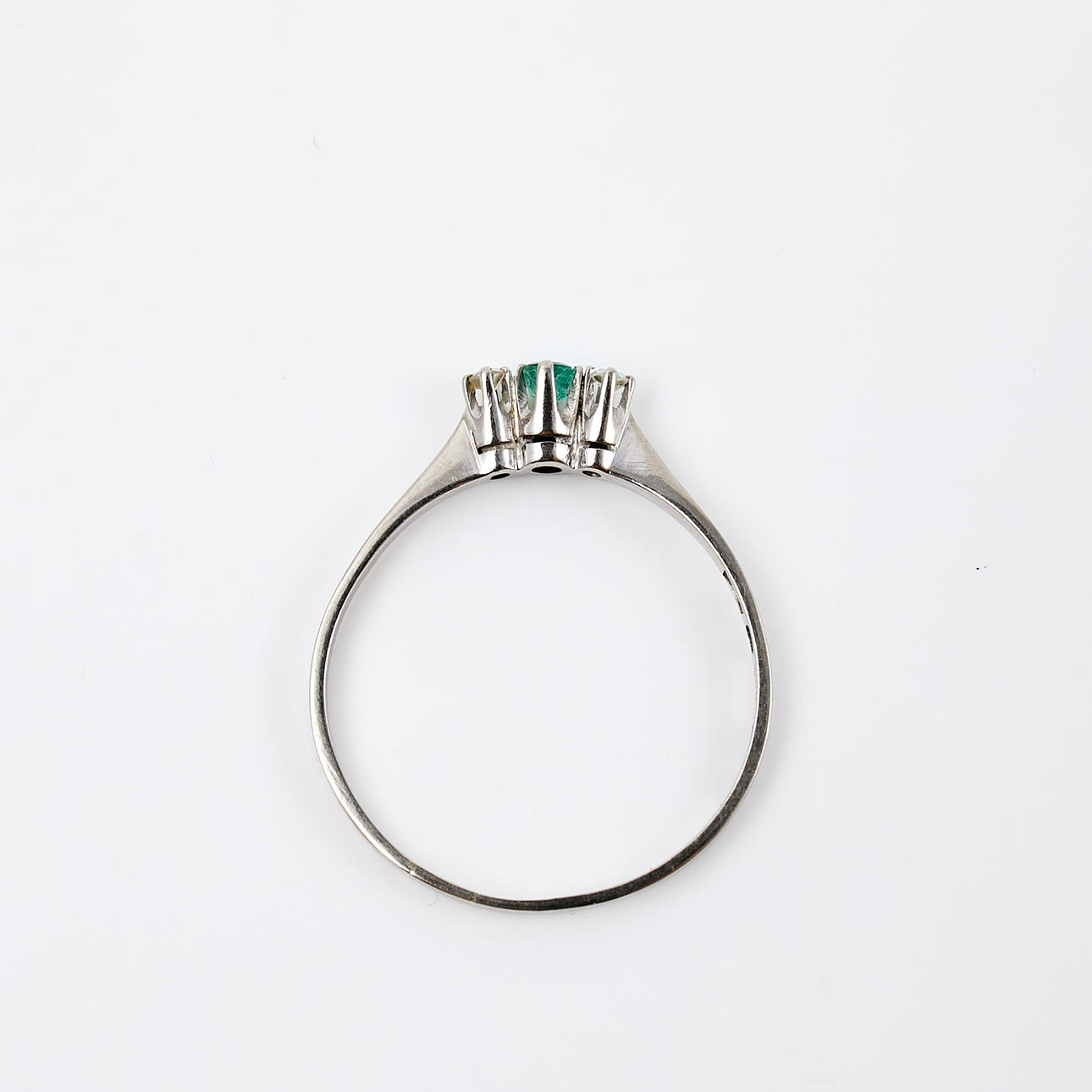 RING, 18 k vitguld, 1 fasettslipad smaragd, flankerad av 2 ...