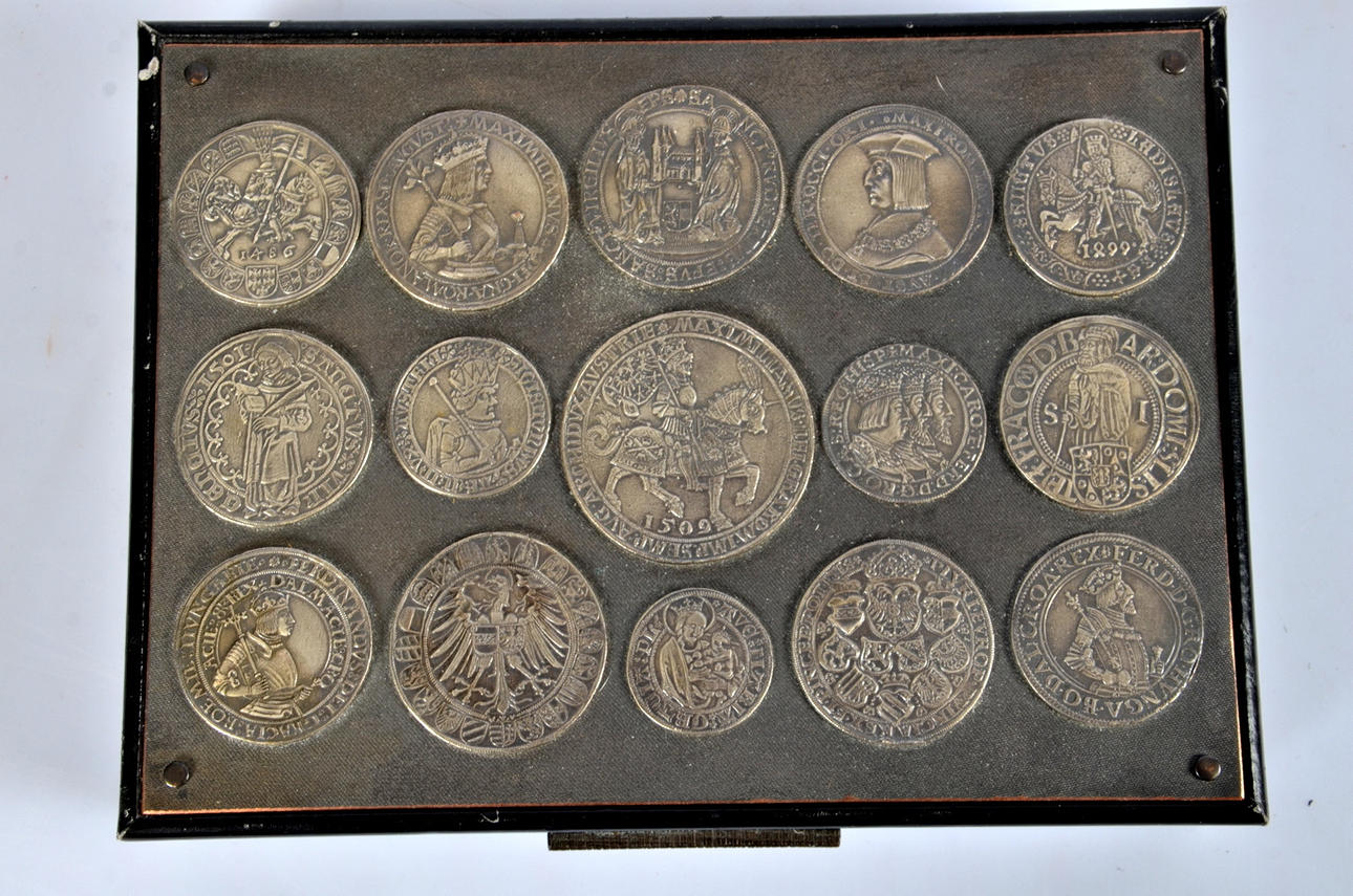 MYNTSKRIN samt klockor, 1900/2000-tal.