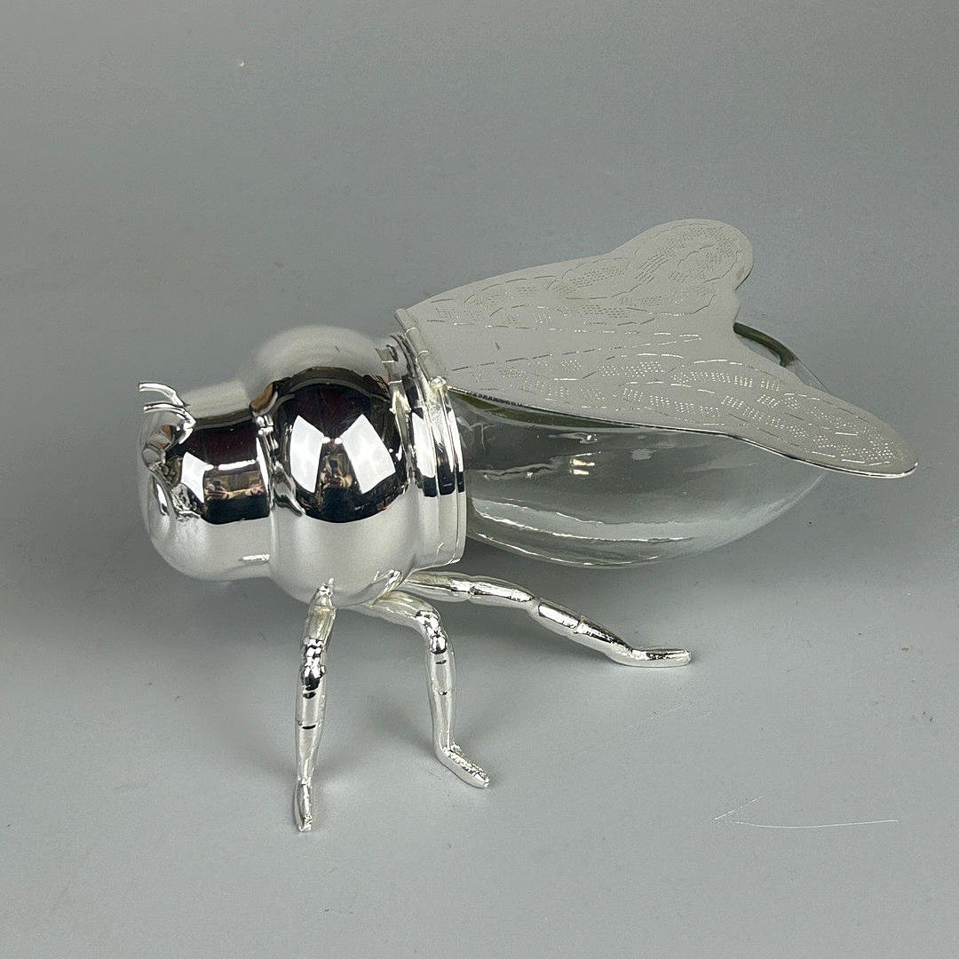 HONUNGSBURK I SILVERPLÄTERING OCH GLAS.
