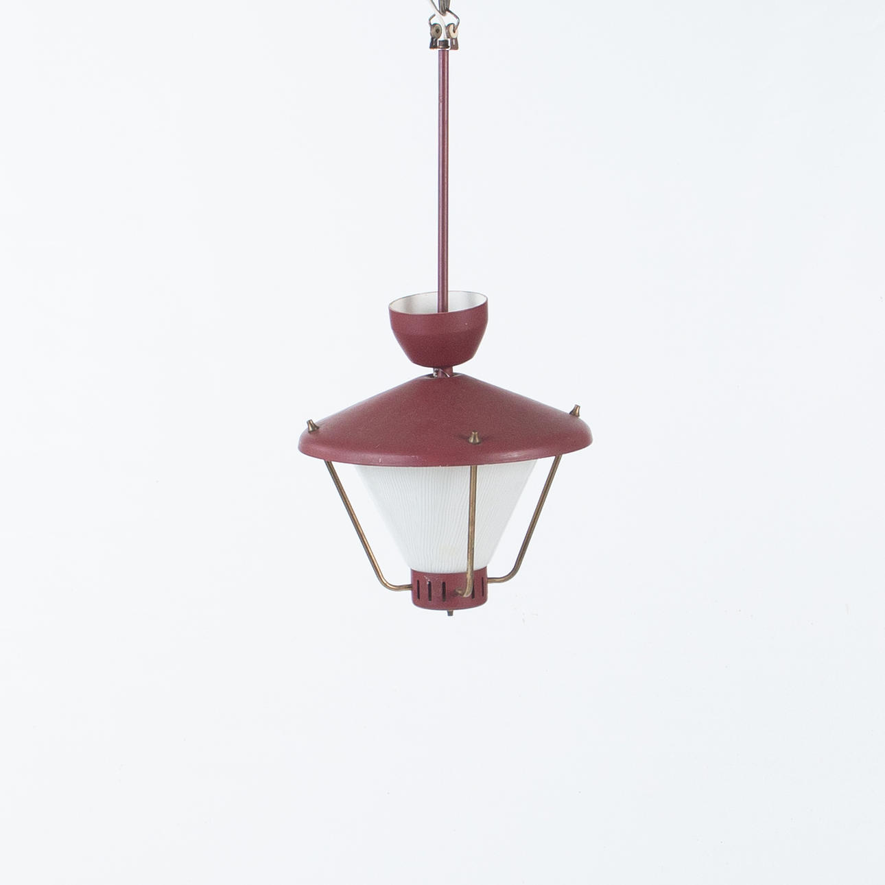 TAKLAMPA. Lackerad metall och glas, 1940-50-tal.