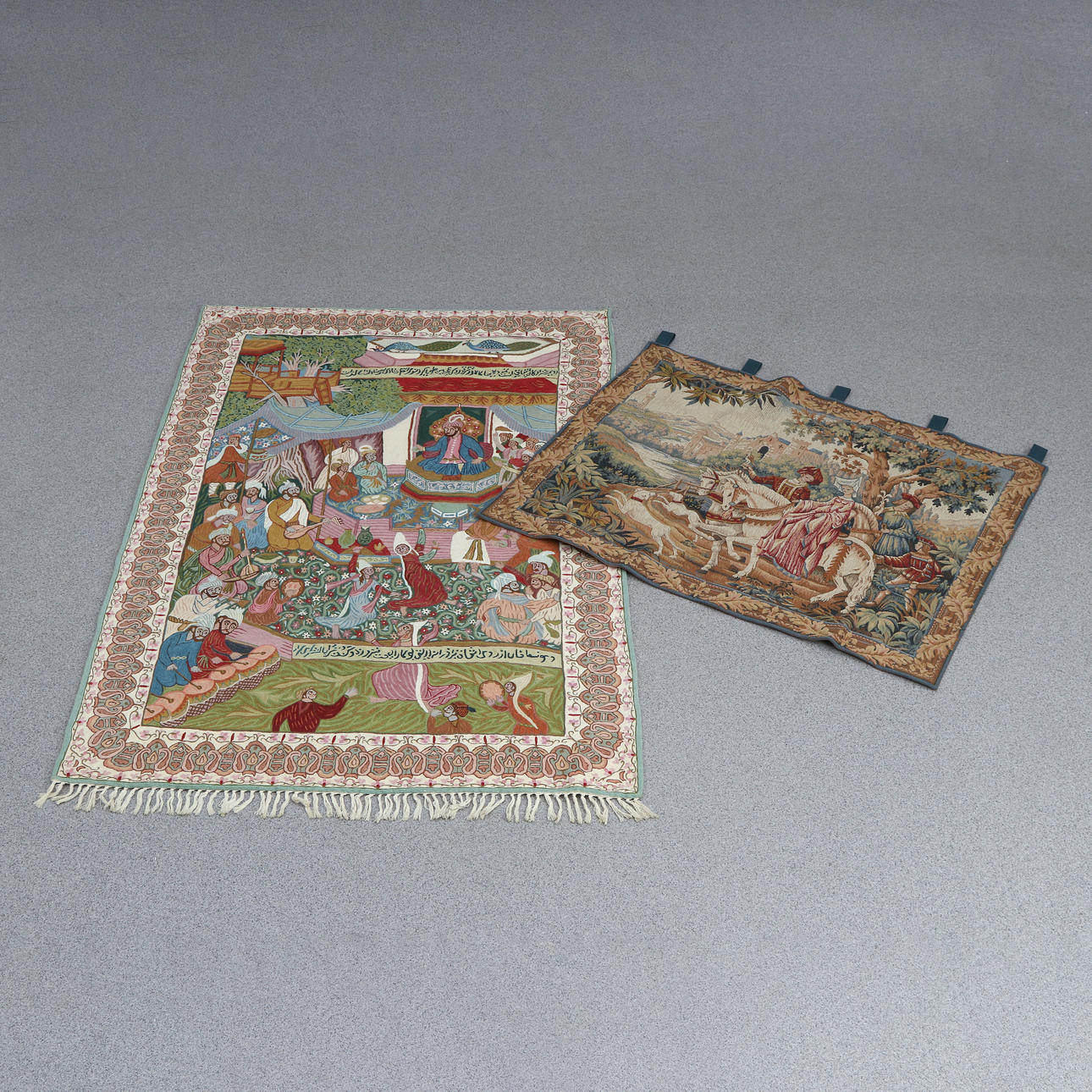 VÄGGTEXTILIER, TVÅ ST. Bonad, Kashmir/Indien samt textil, europeisk maskinvävd.