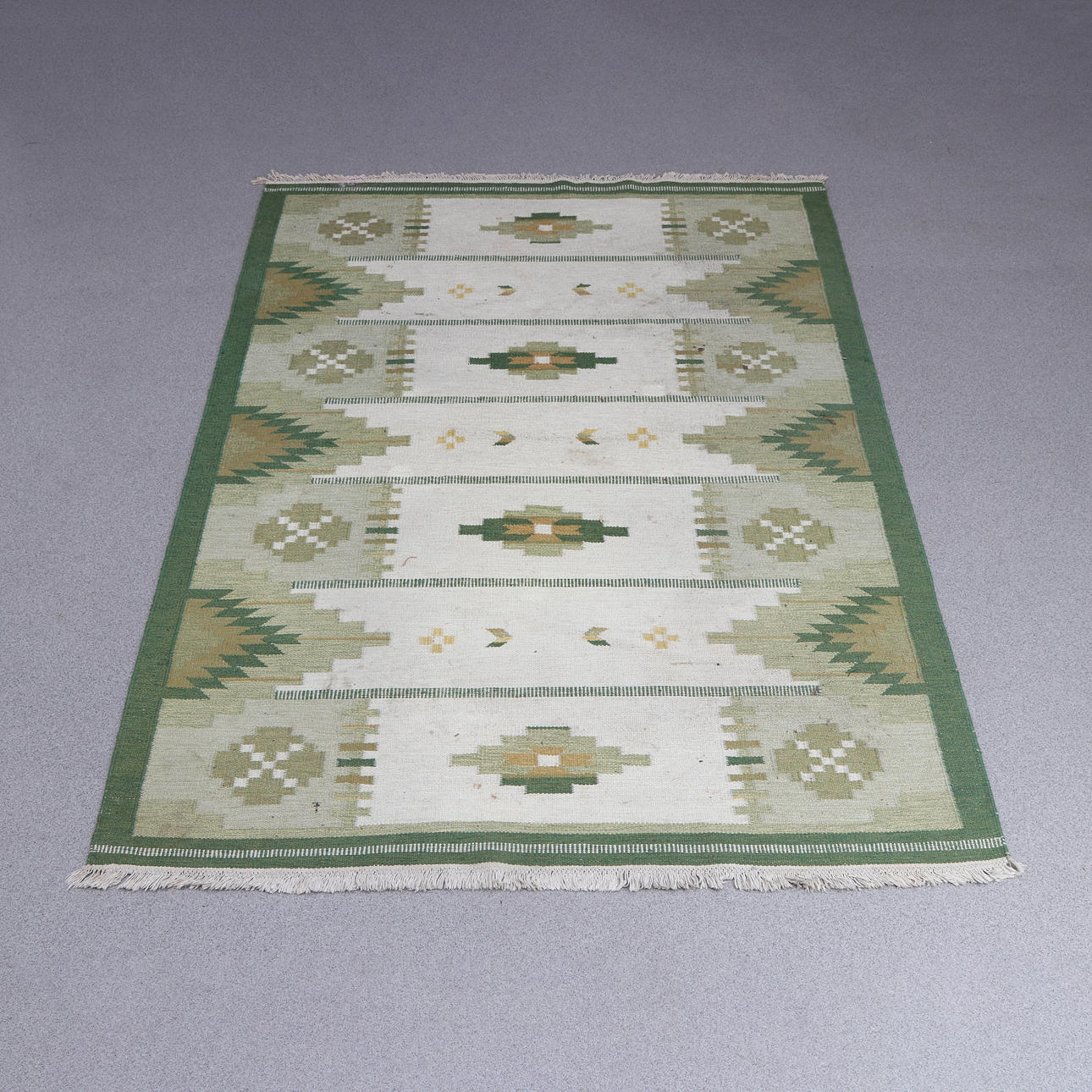 CARPET. Rölakan, wool on cotton warp. Unsigned.