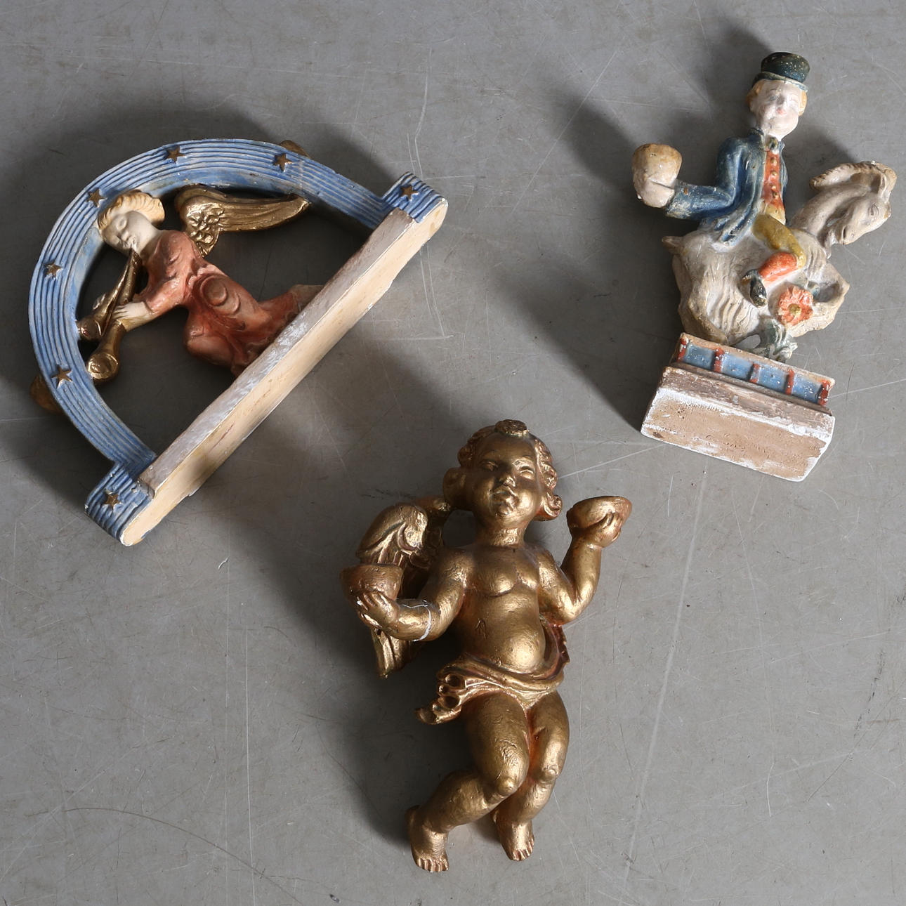 ERLING VALLDEBY. Ljusstakar, 3 st, bemålat gips, varav 2 st signerade och daterade EVE -39.