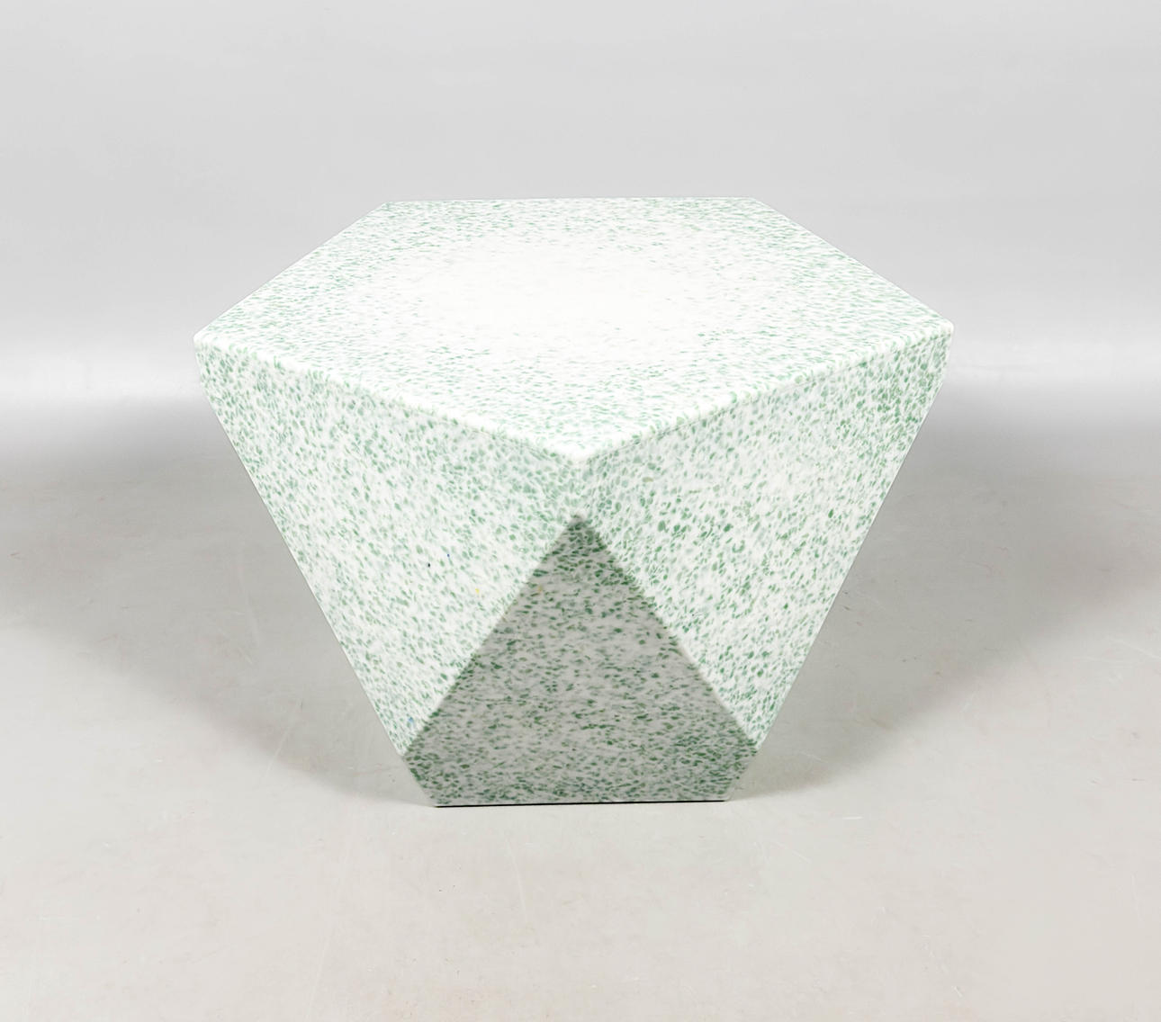 ANNIE TERRAZZO BORD, 100% återvunnen plast, Small Revolution, Danmark.