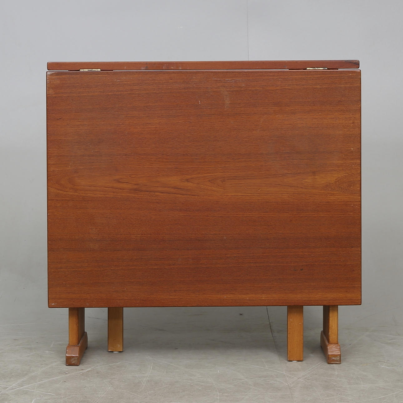 SLAGBORD, teak, sannolikt "Vapensmeden", Carl Malmsten, Sverige, 1900-talets andra hälft.