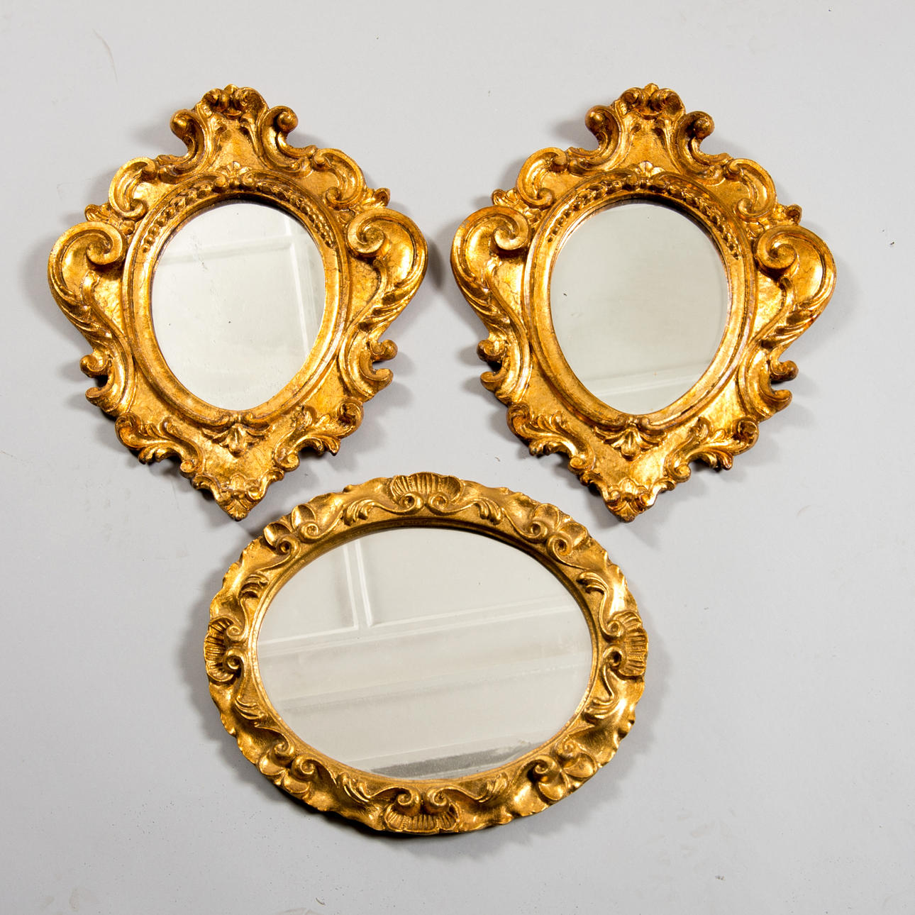 SPEGLAR, 3 stycken, förgylld konstmassa, rokokostil, 1900-tal.