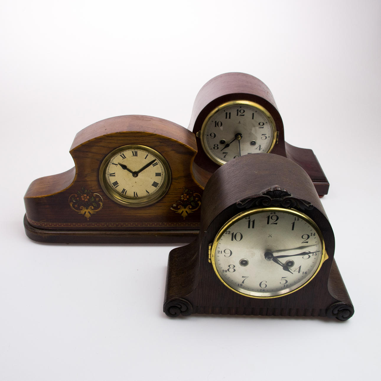 BORDSUR, 3 stycken, bl.a. Gustav Becker.