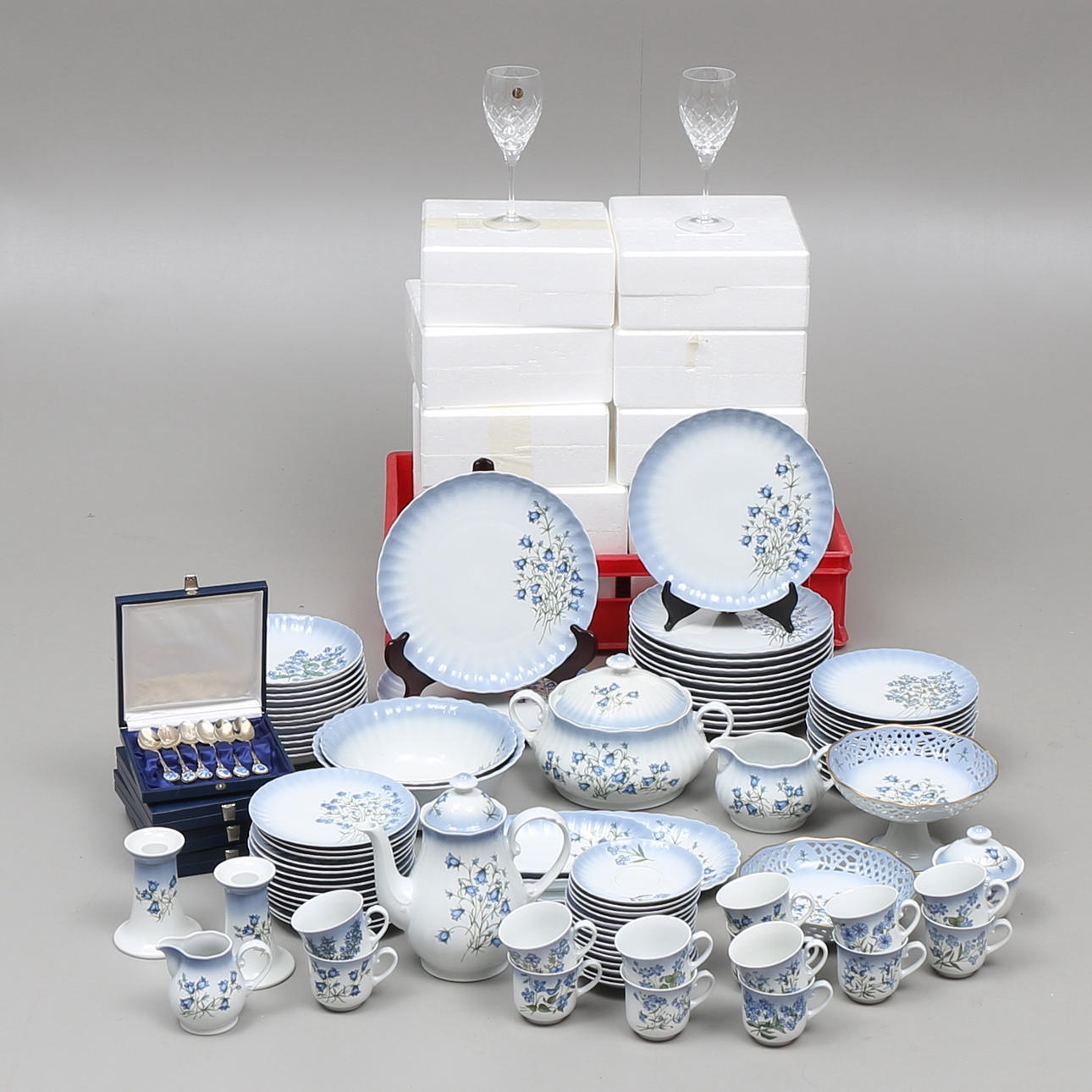 MAT- och KAFFESERVIS, 141 delar, porslin, glas, nysilver, "Flores Caerulei", Svaneholm.